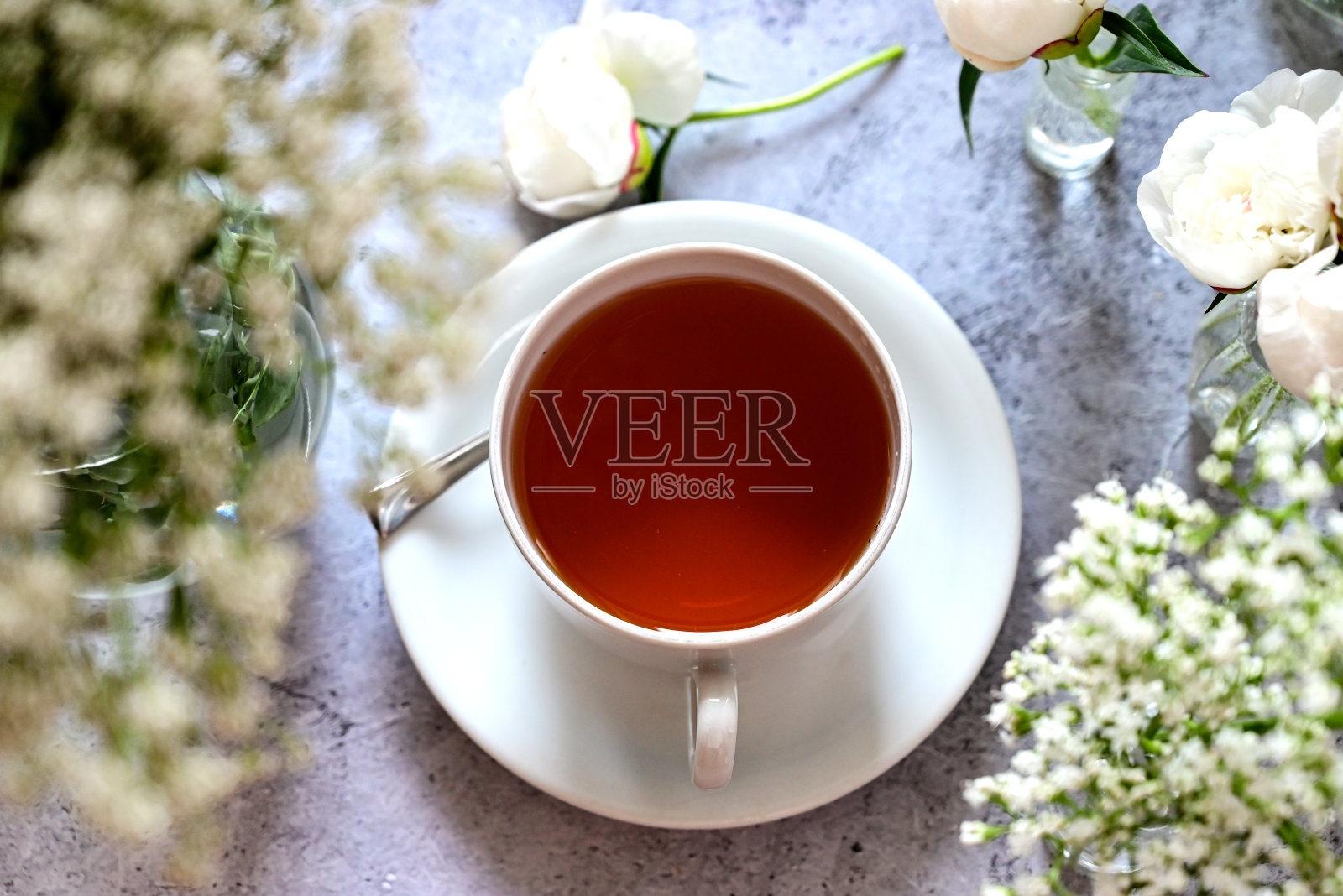 新鲜的白色吉卜草，白底的松饼。婚礼日期。度假的请柬祝贺。空白的文本空间。从上面看。照片摄影图片