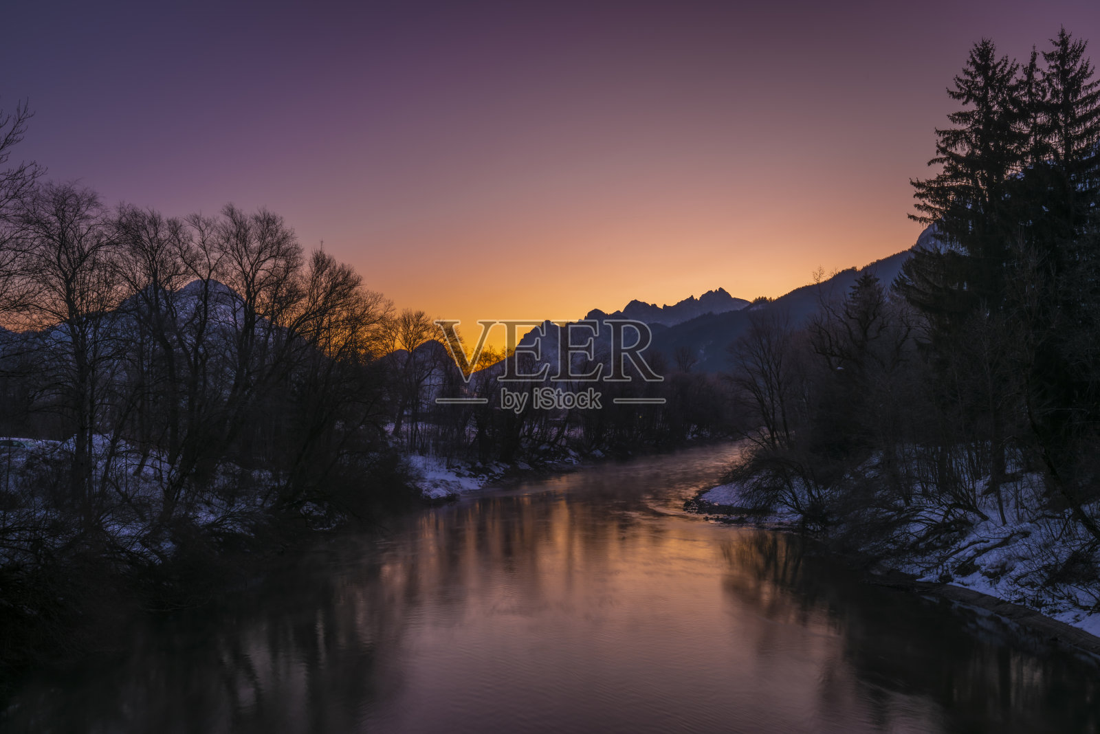 阿德蒙特镇日出时的彩色恩斯河照片摄影图片