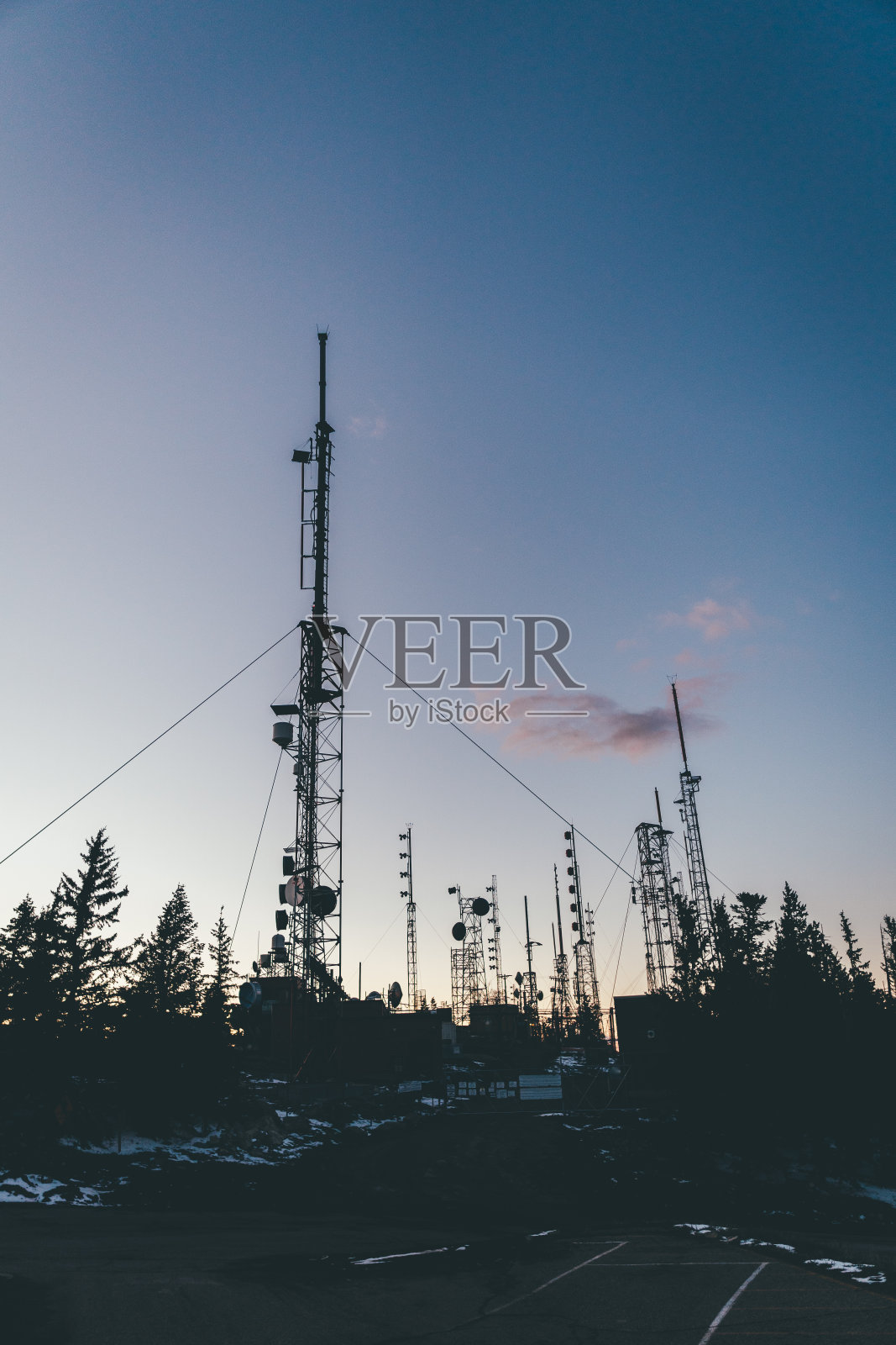 无线电塔和天线的剪影照片摄影图片