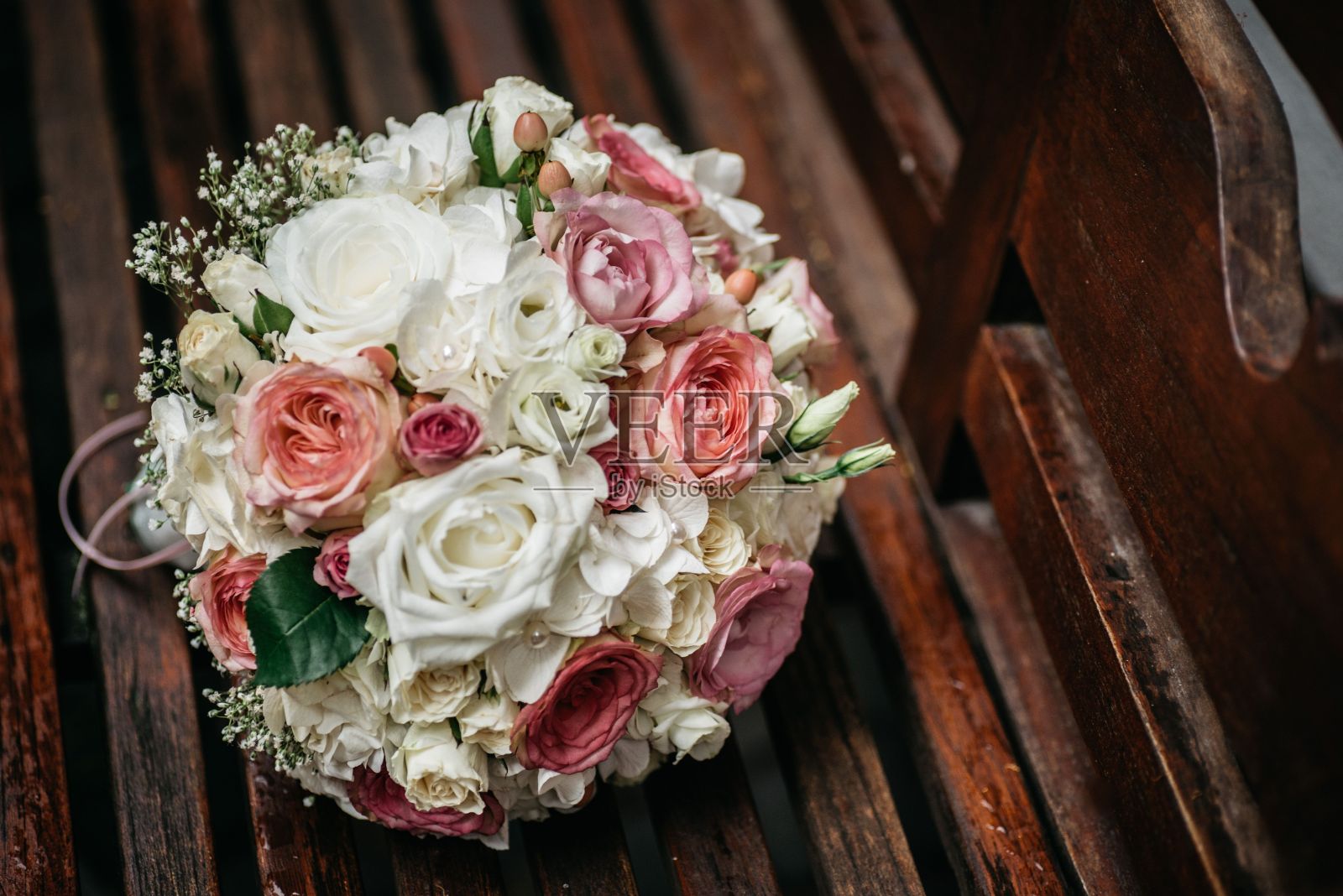 户外木凳上新娘花束的特写照片摄影图片