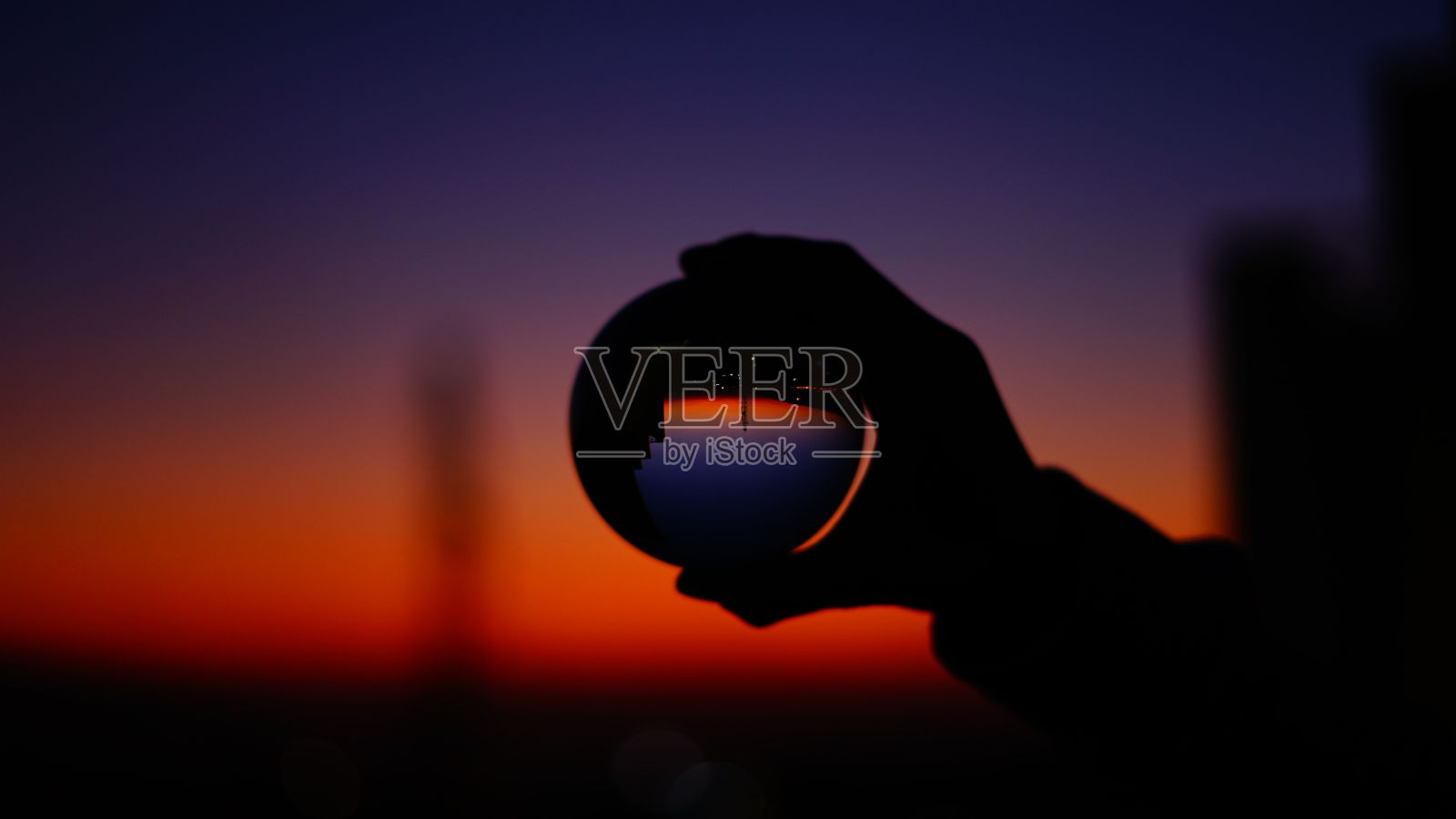 男人的手拿着水晶玻璃球照片摄影图片