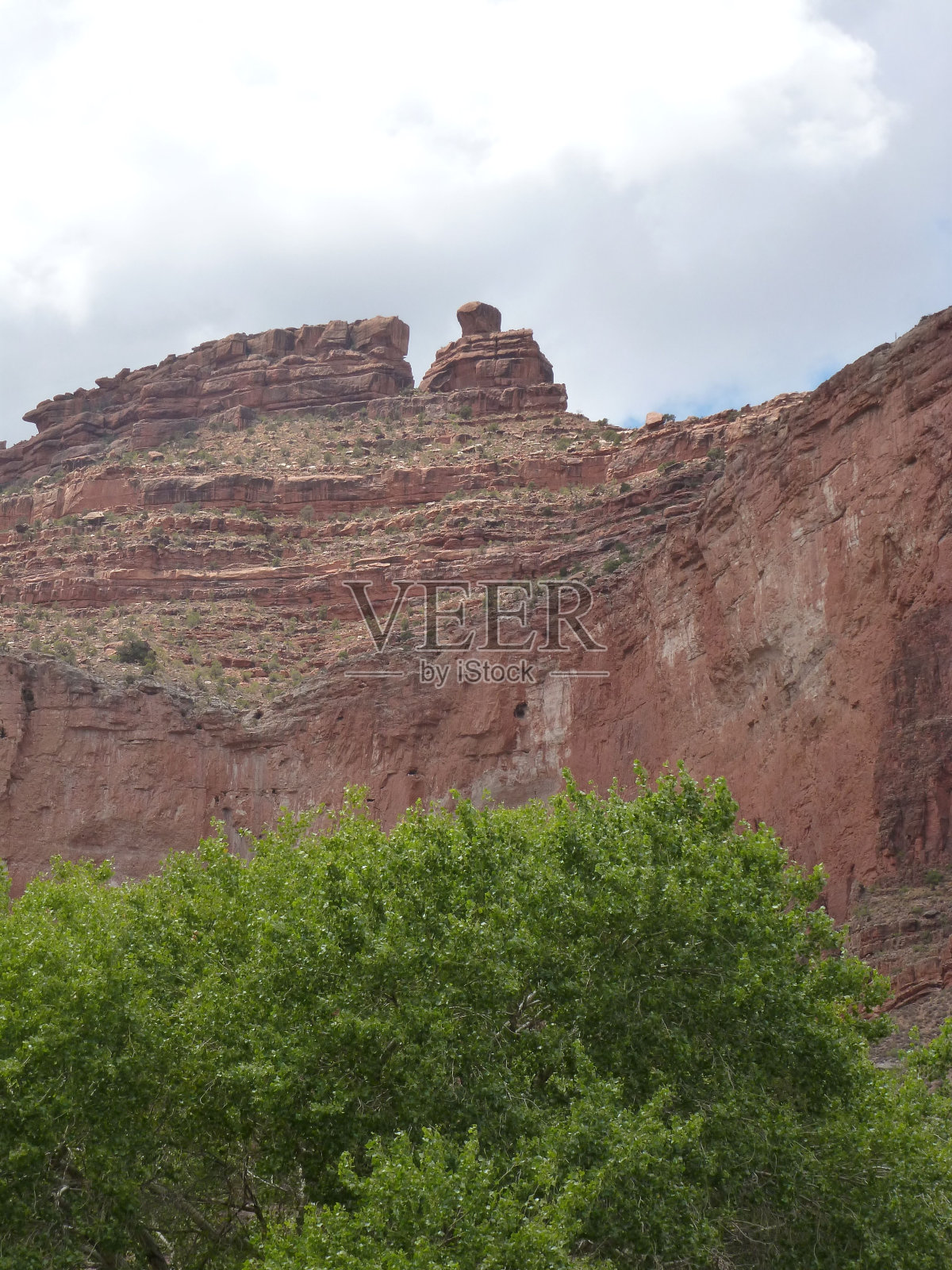 雄伟的大峡谷国家公园内陡峭的砂岩岩壁照片摄影图片