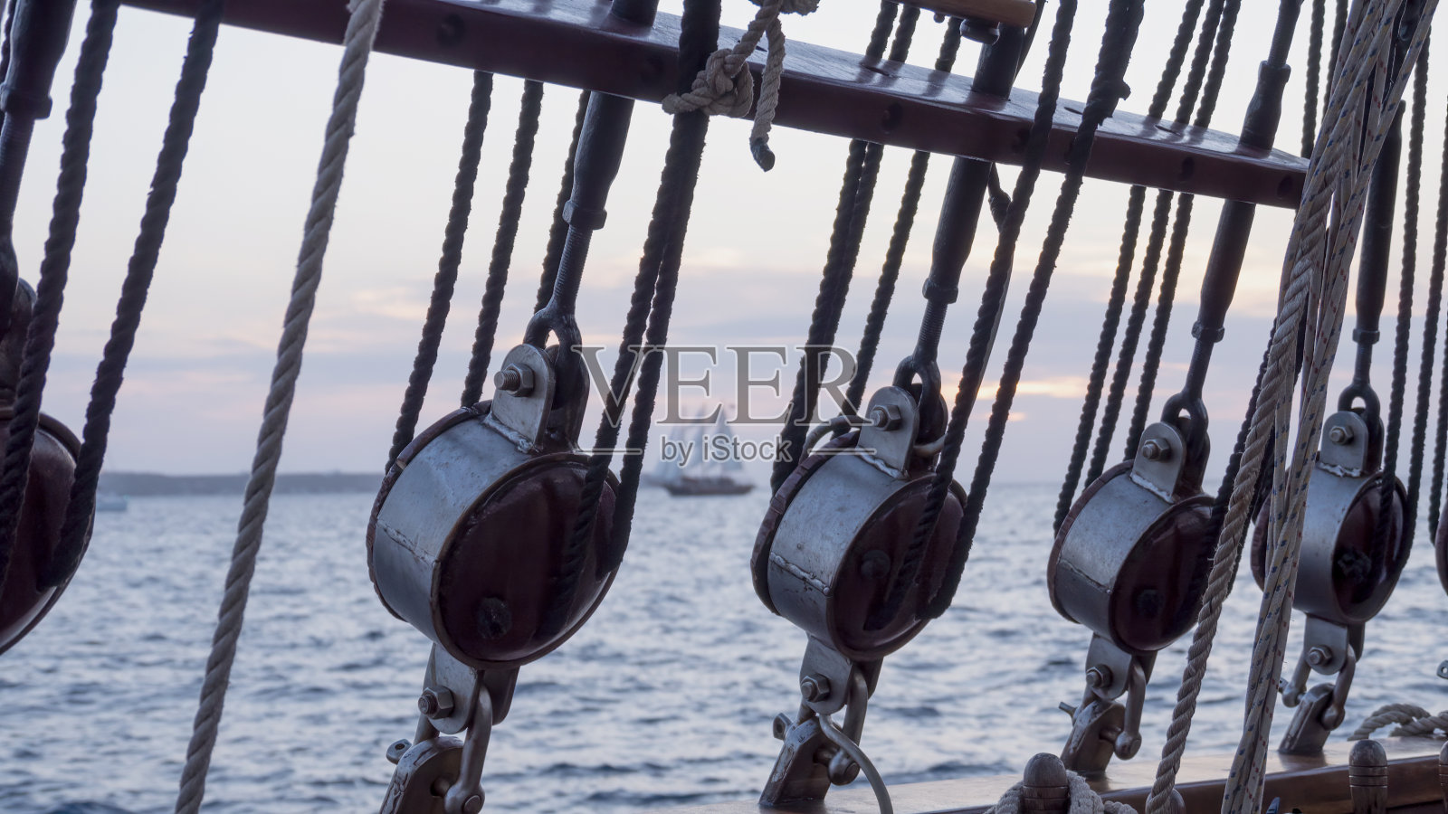 近距离拍摄的船绳钻机照片摄影图片