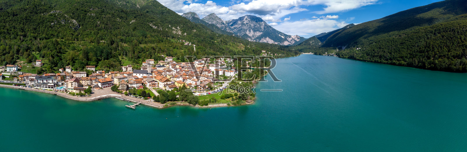 全景拍摄的宁静的拉戈迪巴基斯湖与蓝绿色的水在意大利照片摄影图片