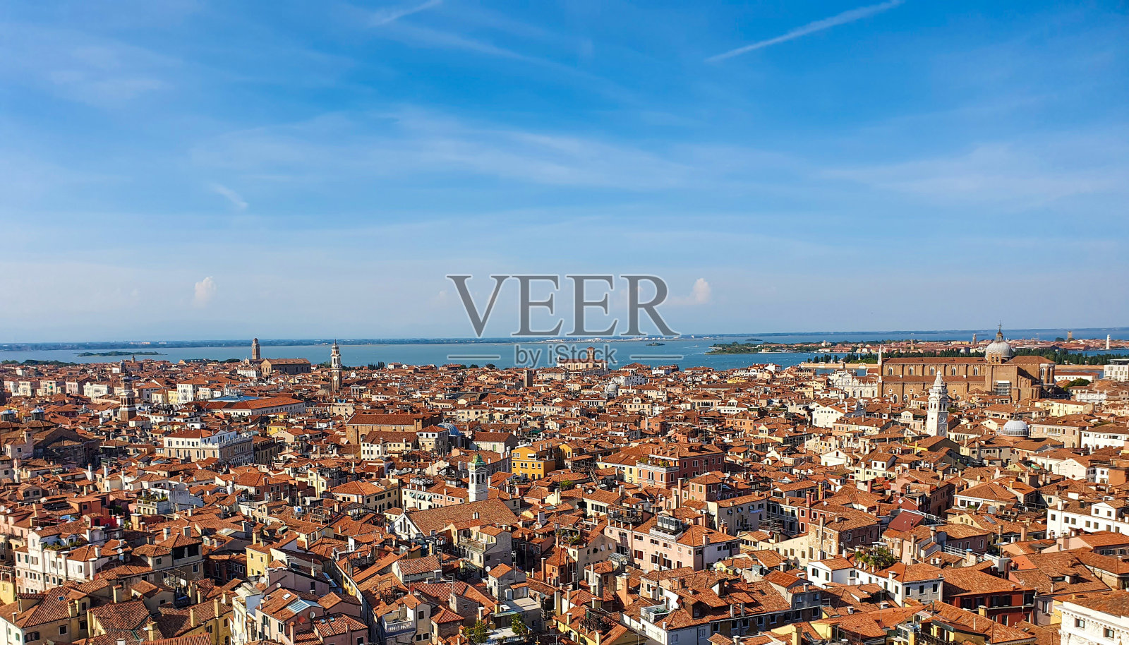 从圣马可钟楼看威尼斯的红瓦屋顶照片摄影图片