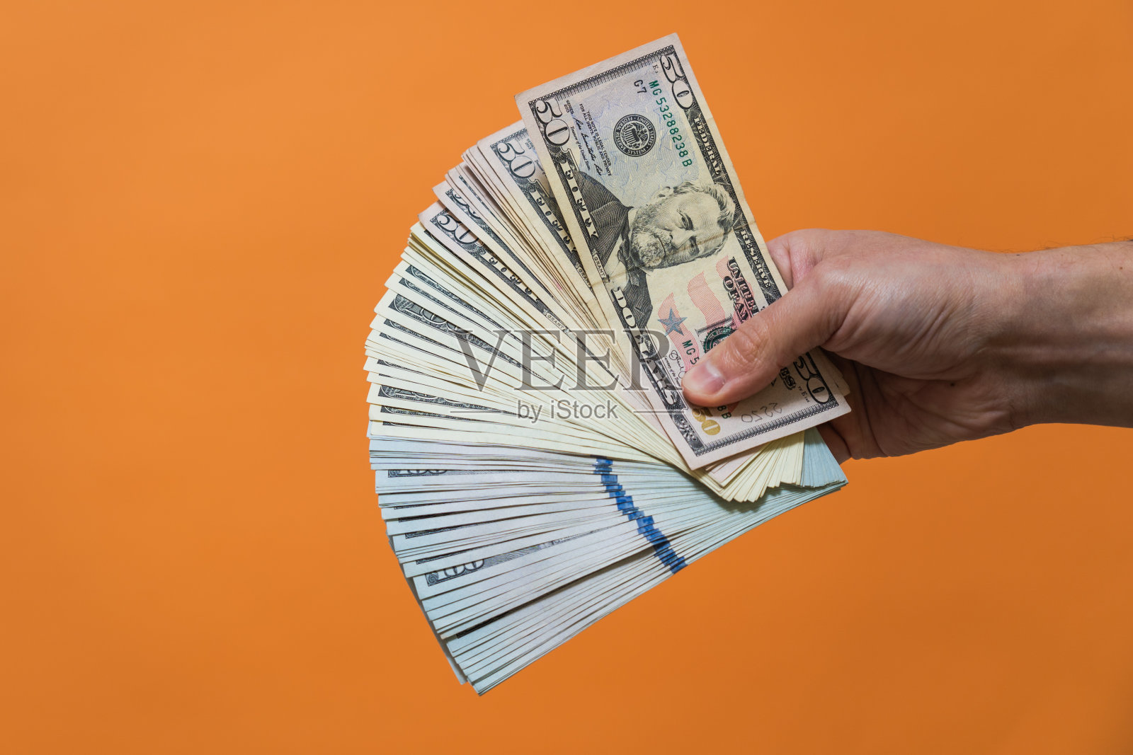 现金(美元)在橙色背景照片摄影图片