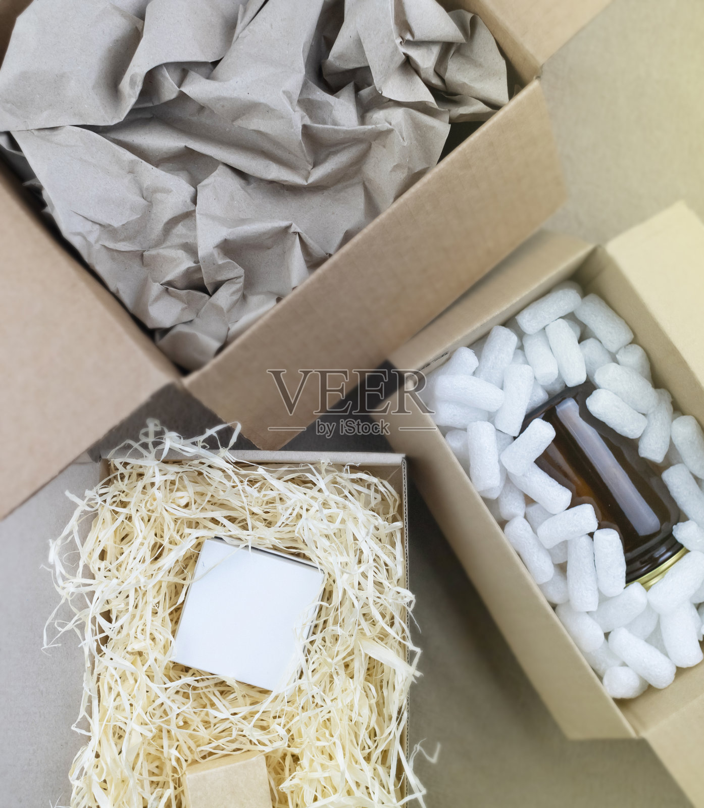 包裹的生态包装和可生物降解填料。箱体采用不危害环境的填料填充。送货、包裹、快递服务、自然保护。回收照片摄影图片