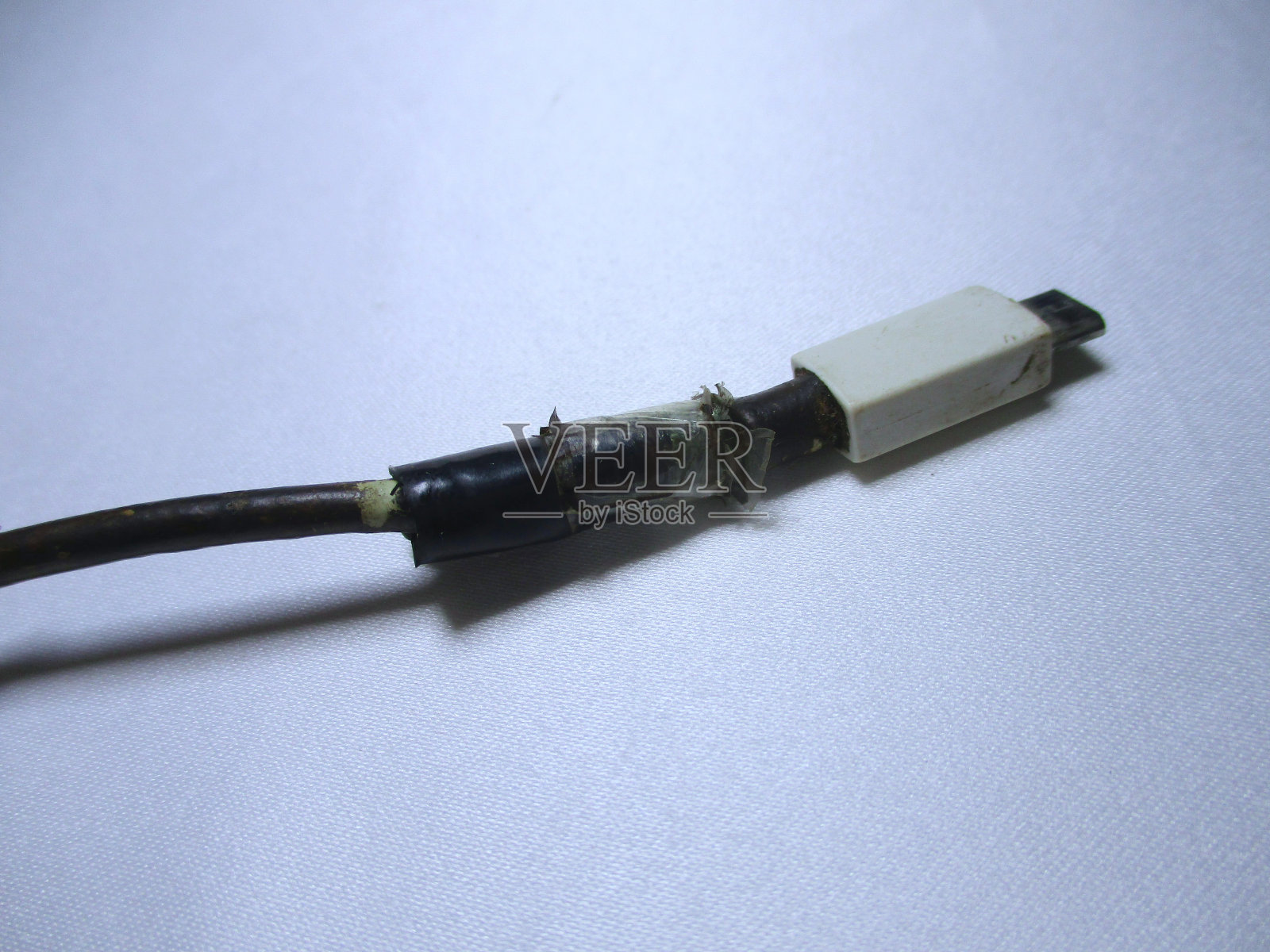 电缆即将被剥掉的照片，但被主人用黑色隔离照片摄影图片