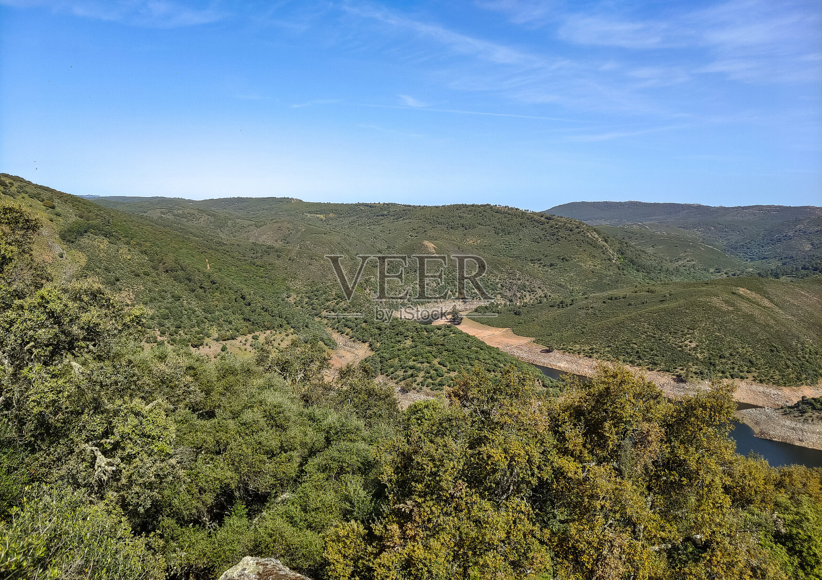 山谷中的河流照片摄影图片