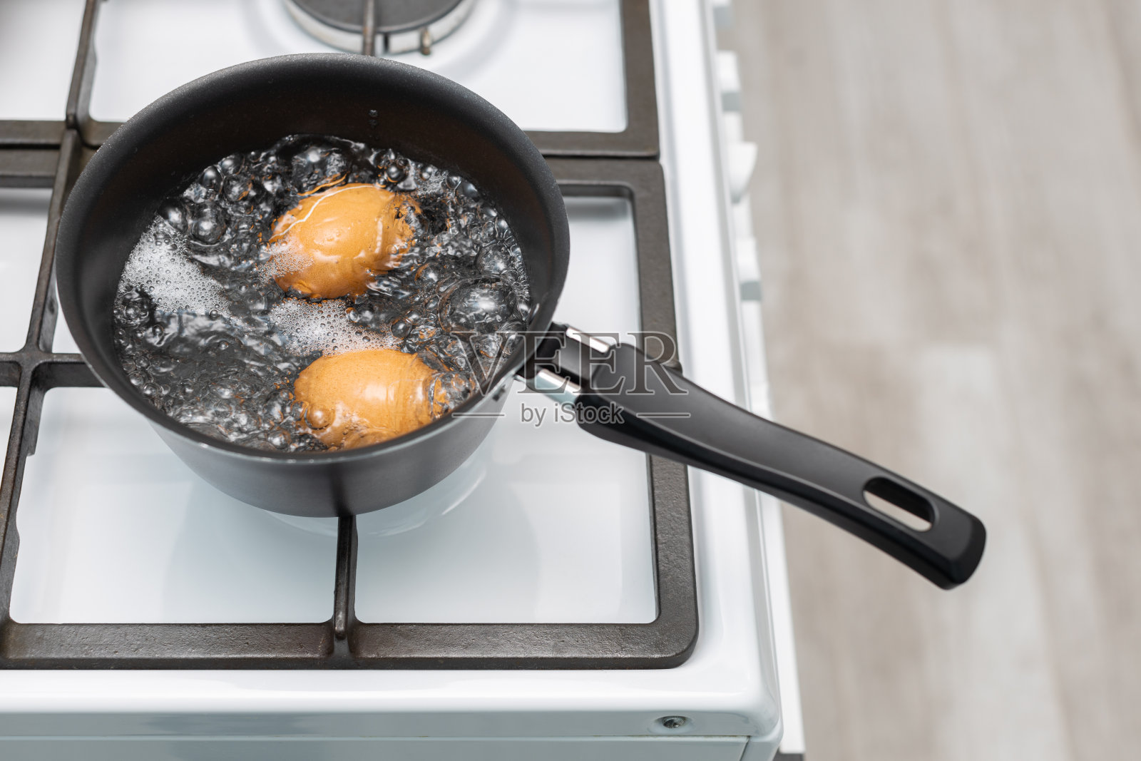 在沸水中放入破壳鸡蛋照片摄影图片