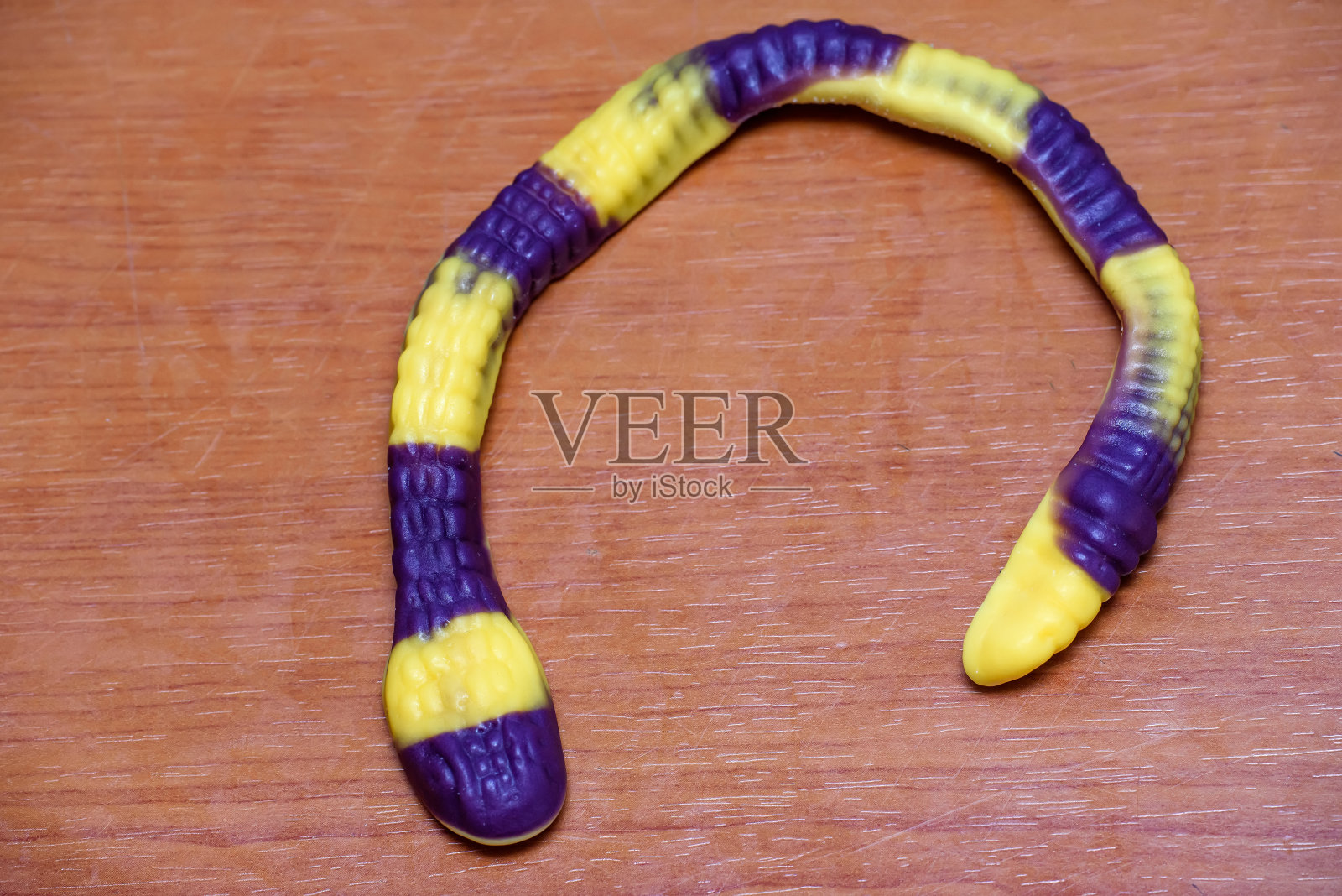 彩色水果软糖。蛇形的果冻糖照片摄影图片