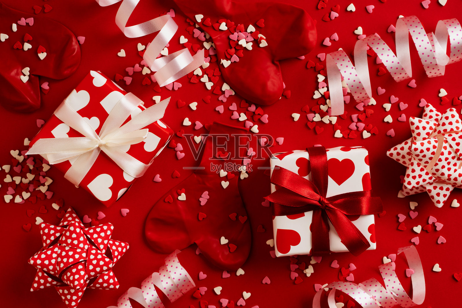 红色的礼品盒和红色背景的气球照片摄影图片