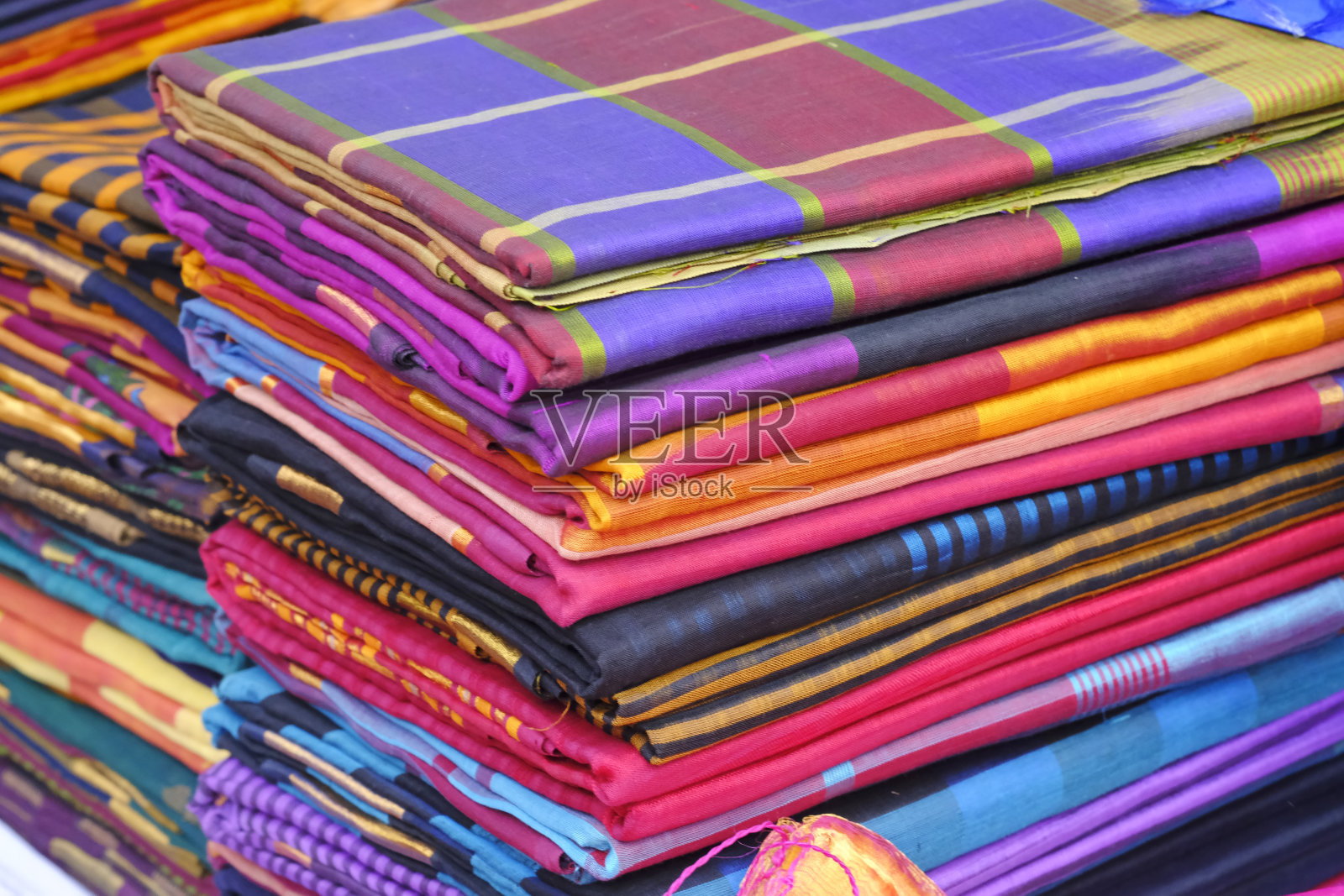 展示生动多彩的印度纱丽，印度纺织品，选择性重点。照片摄影图片