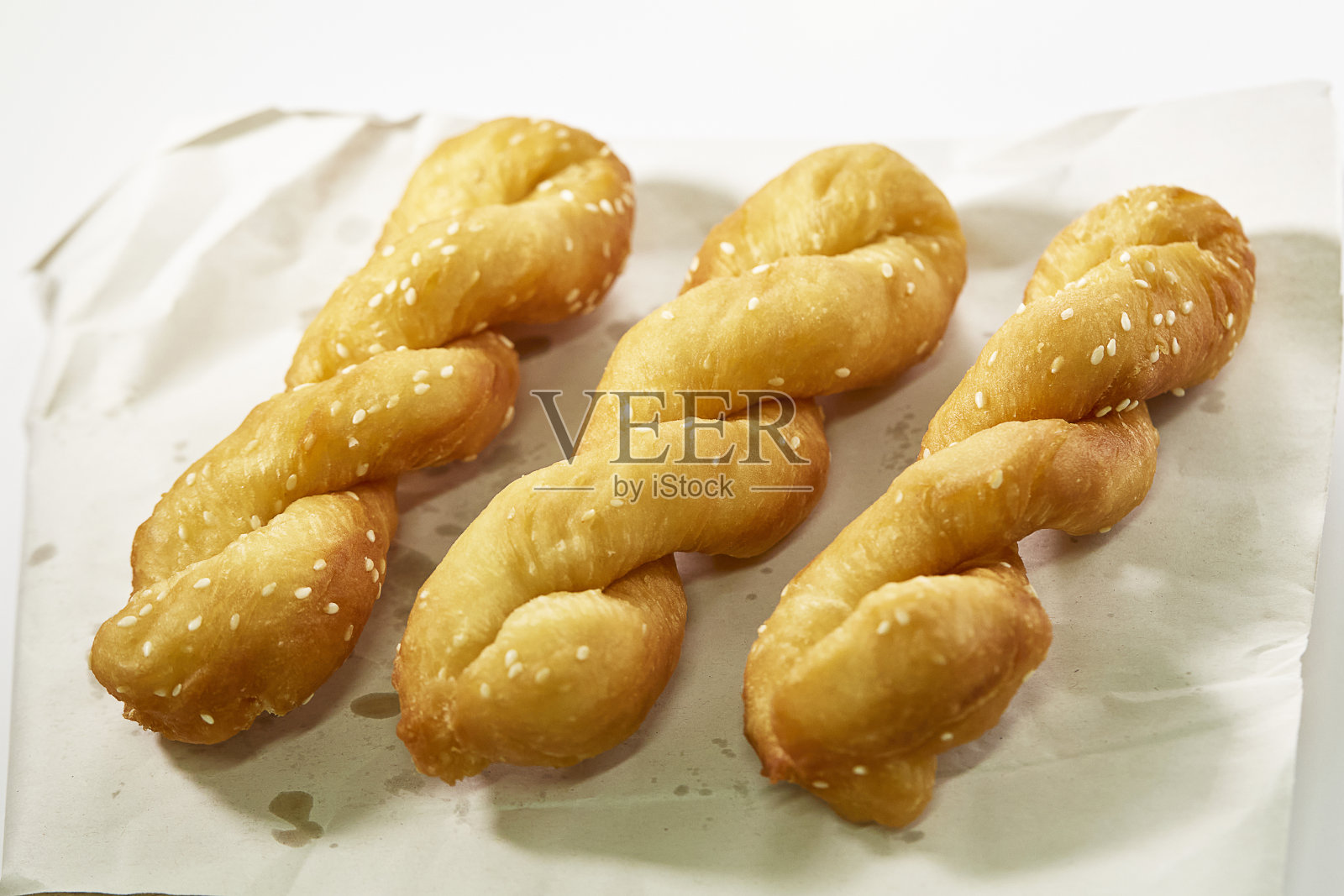 白芝麻螺旋油条(Patongo)亚洲人早餐喜欢吃的食物。受欢迎的街头小吃。照片摄影图片