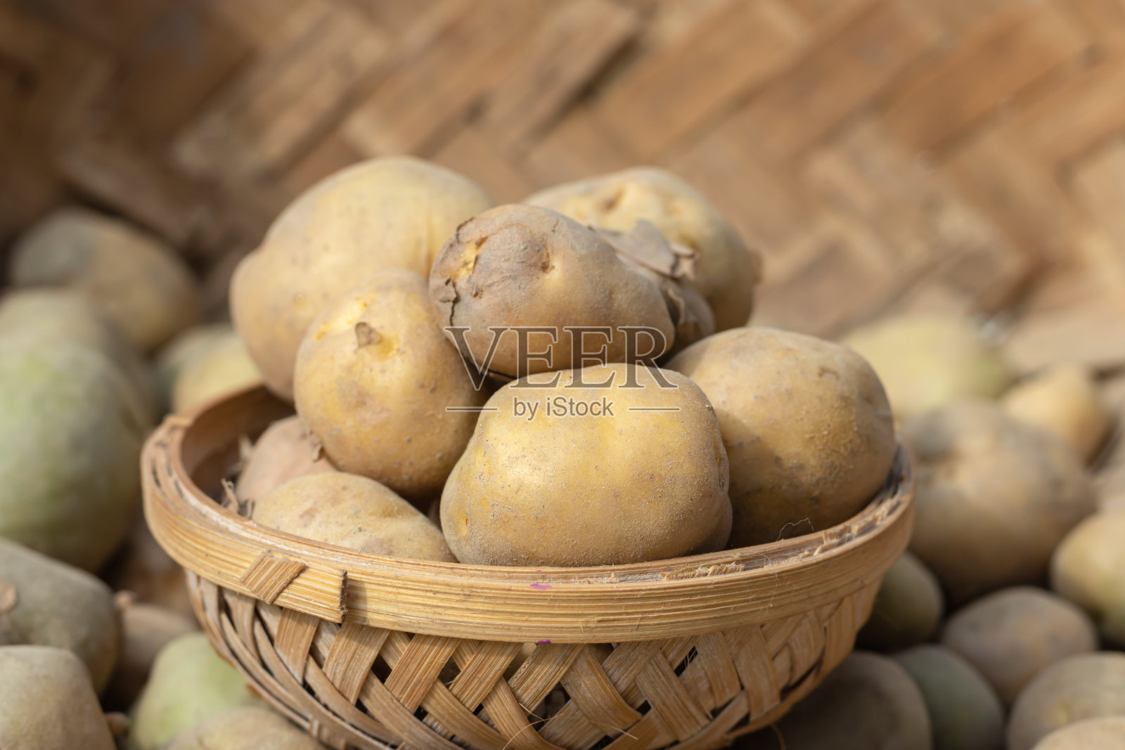 新鲜的土豆从农场的竹碗从顶部的角度在白天照片摄影图片