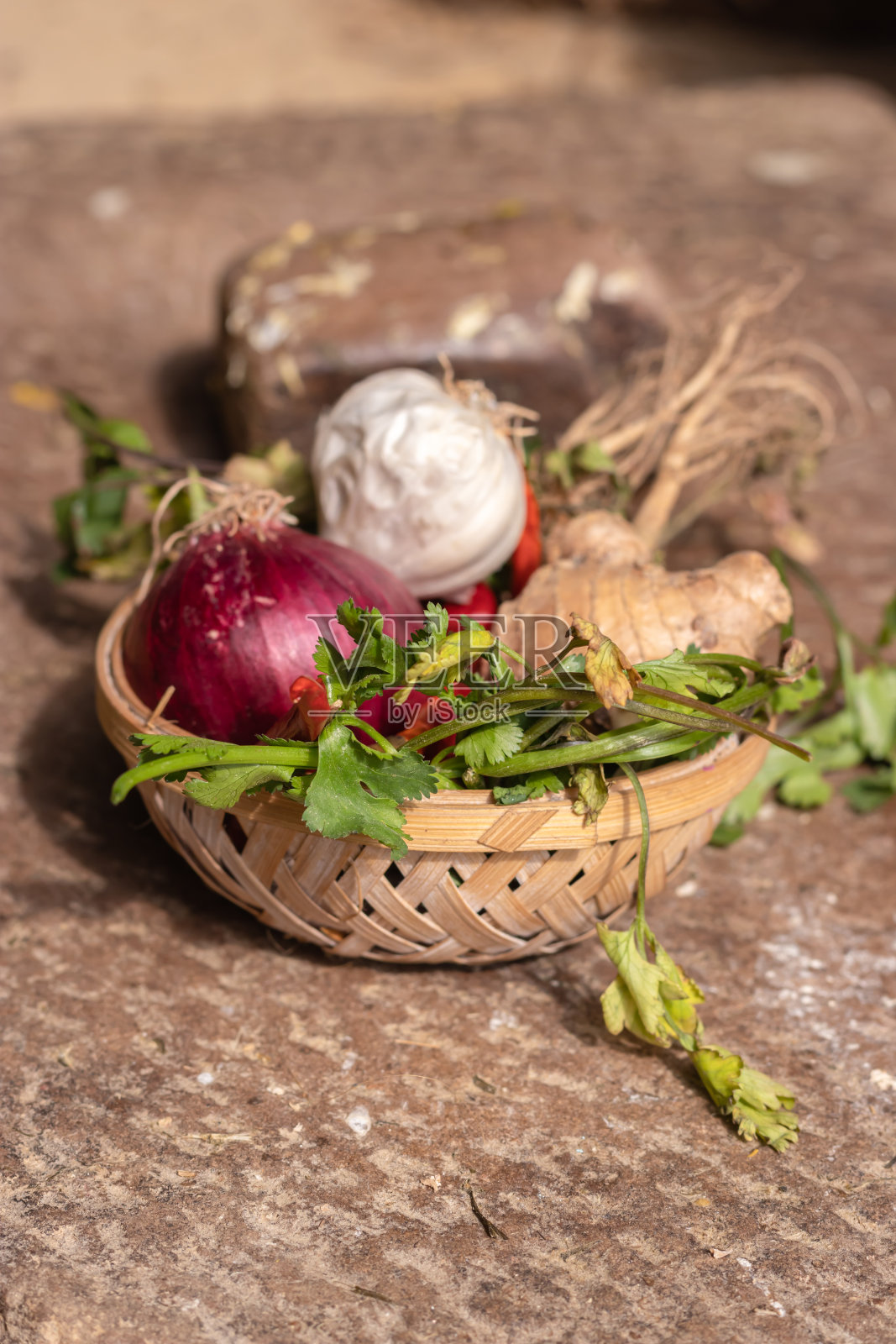 新鲜混合蔬菜从农场的竹碗从顶部的角度照片摄影图片