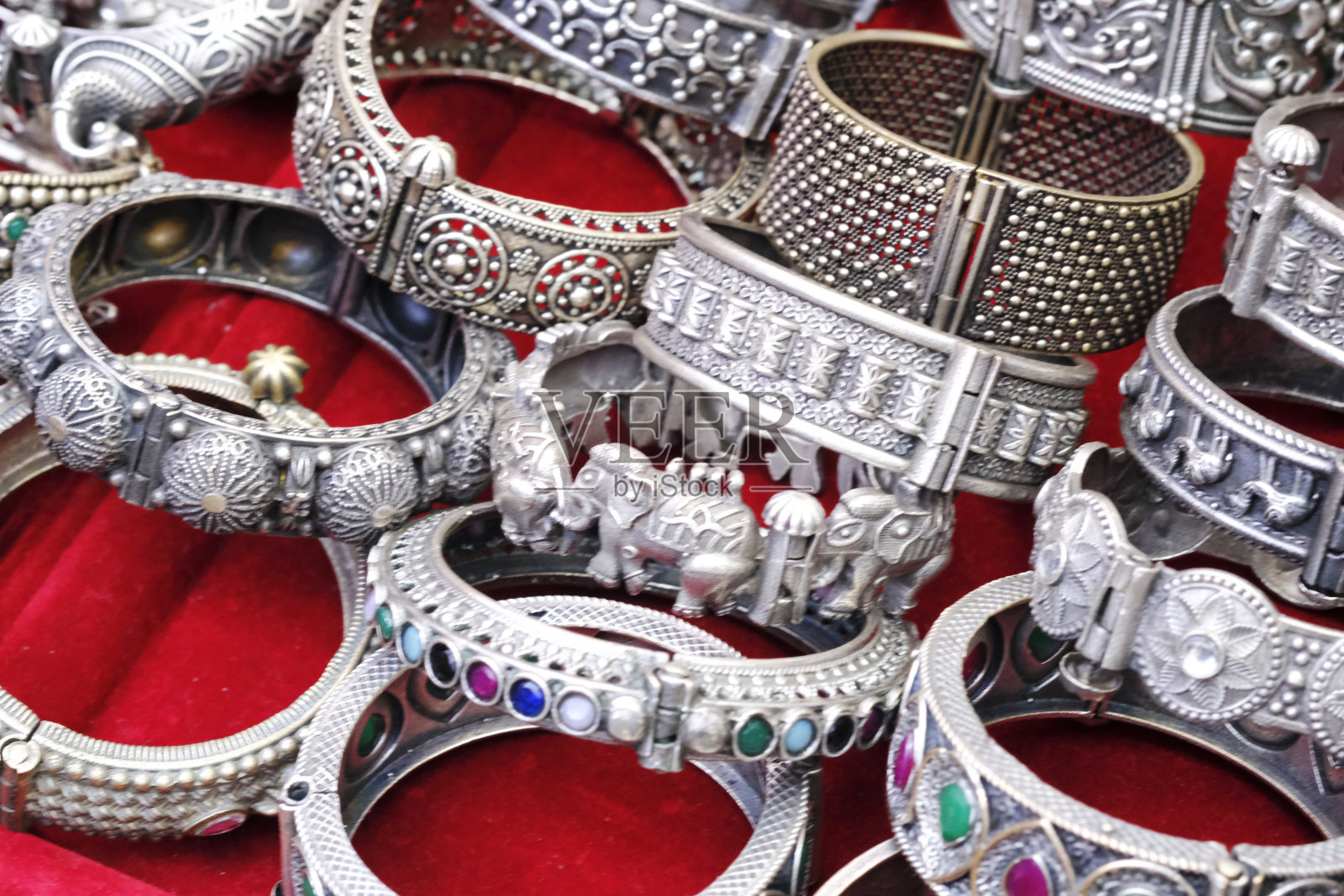 彩色手镯显示在商店为妇女，金属手镯排列在货架上出售，系列手镯。有选择性的重点。照片摄影图片