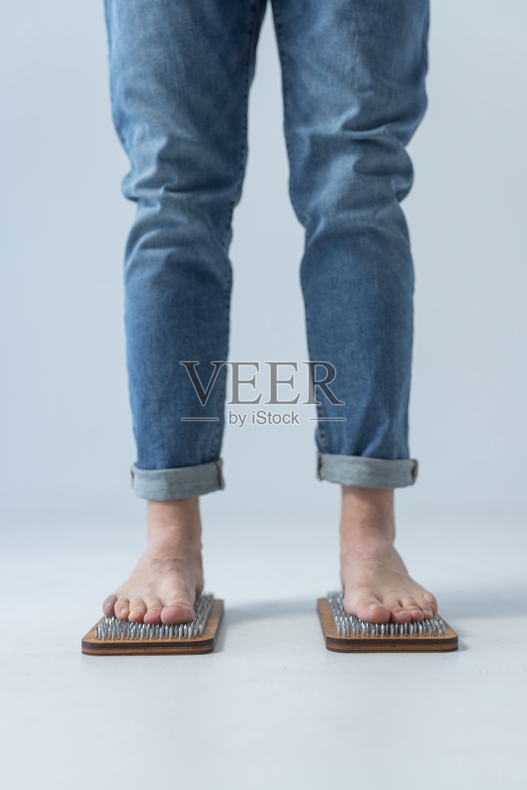 Sadhu板，带钉子的瑜伽板，人站在带钉子的板上，瑜伽的概念照片摄影图片