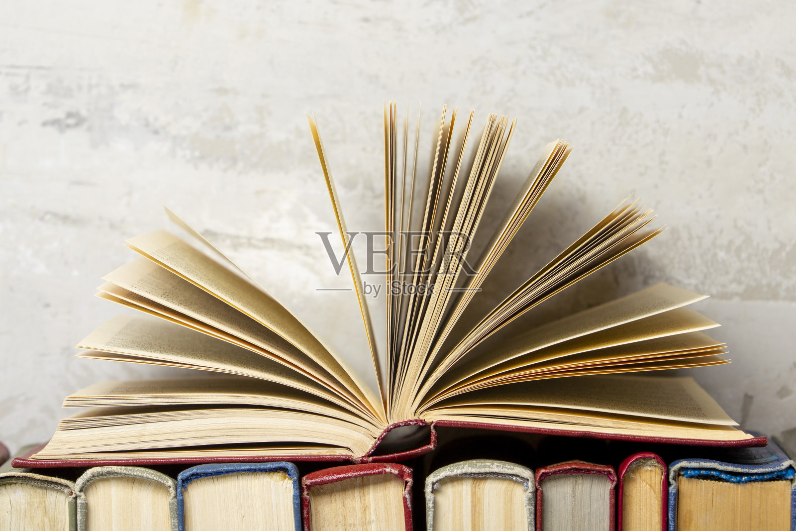 复古的精装书。教育背景。回到学校。副本的空间。照片摄影图片