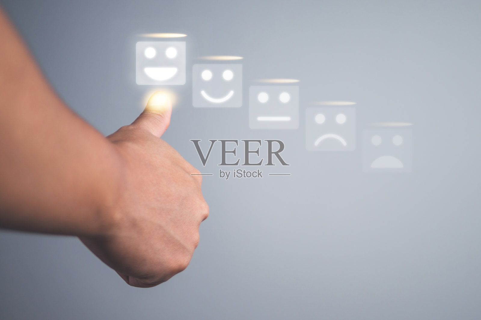 有人竖起大拇指。评价的概念。他选择了一个咧嘴笑的脸，以显示出色的工作和最好的服务来接受客户的评论。带有复制空间的POV镜头。照片摄影图片