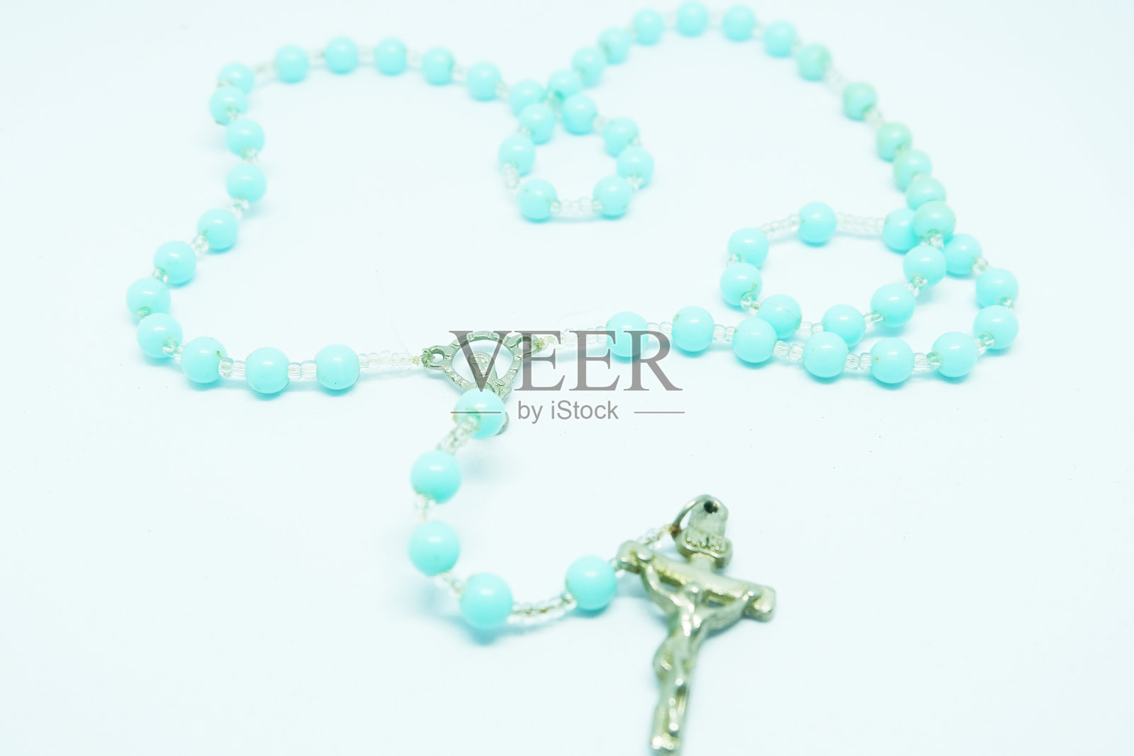 白色背景上的蓝色念珠项链照片摄影图片