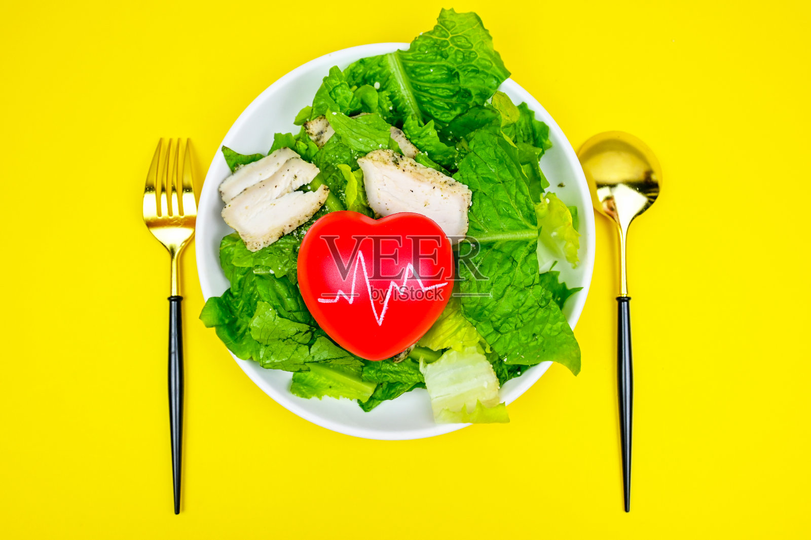 青菜沙拉配鸡胸肉和跳动的健康心脏，健康饮食，营养食品作为健康的处方。照片摄影图片