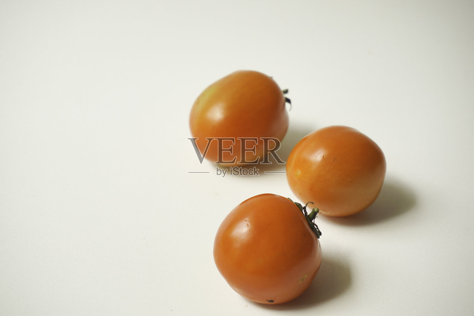 新鲜番茄，白色底色照片摄影图片