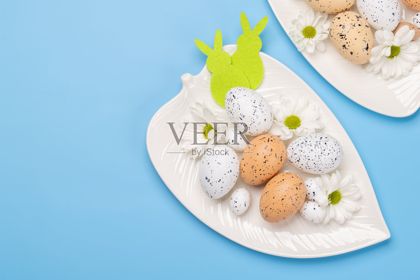 复活节彩蛋和鲜花照片摄影图片