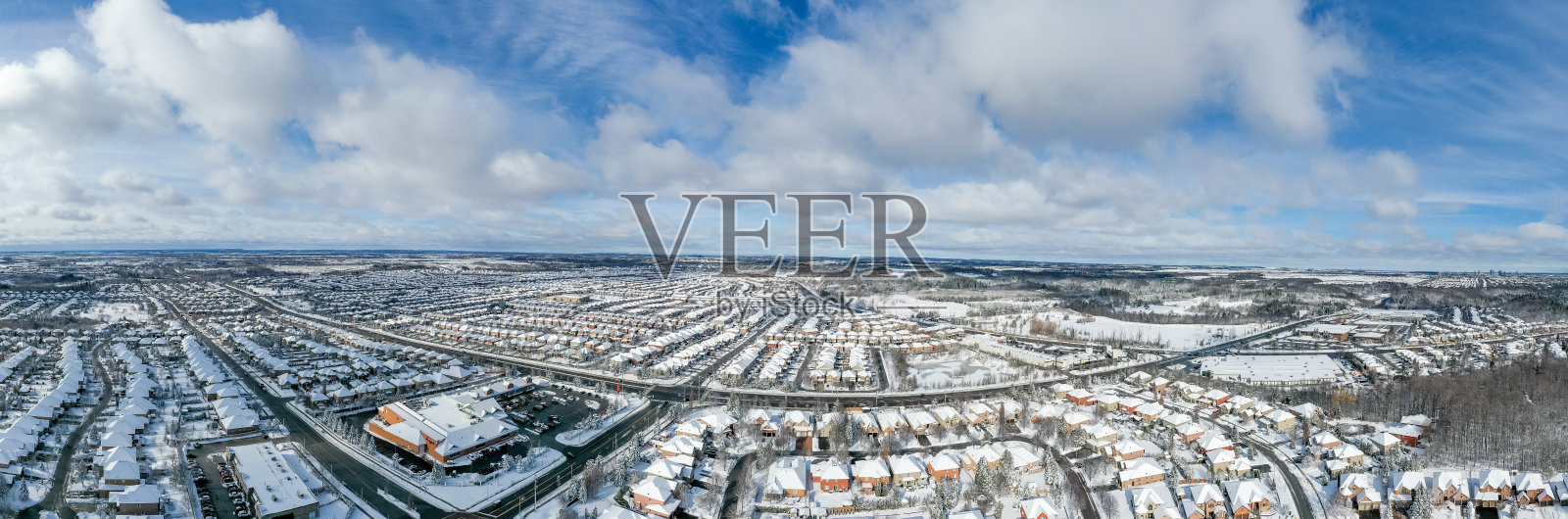 加拿大伍德布里奇，卢瑟福路和伊斯灵顿大街的冬季邻里博伊德公园照片摄影图片