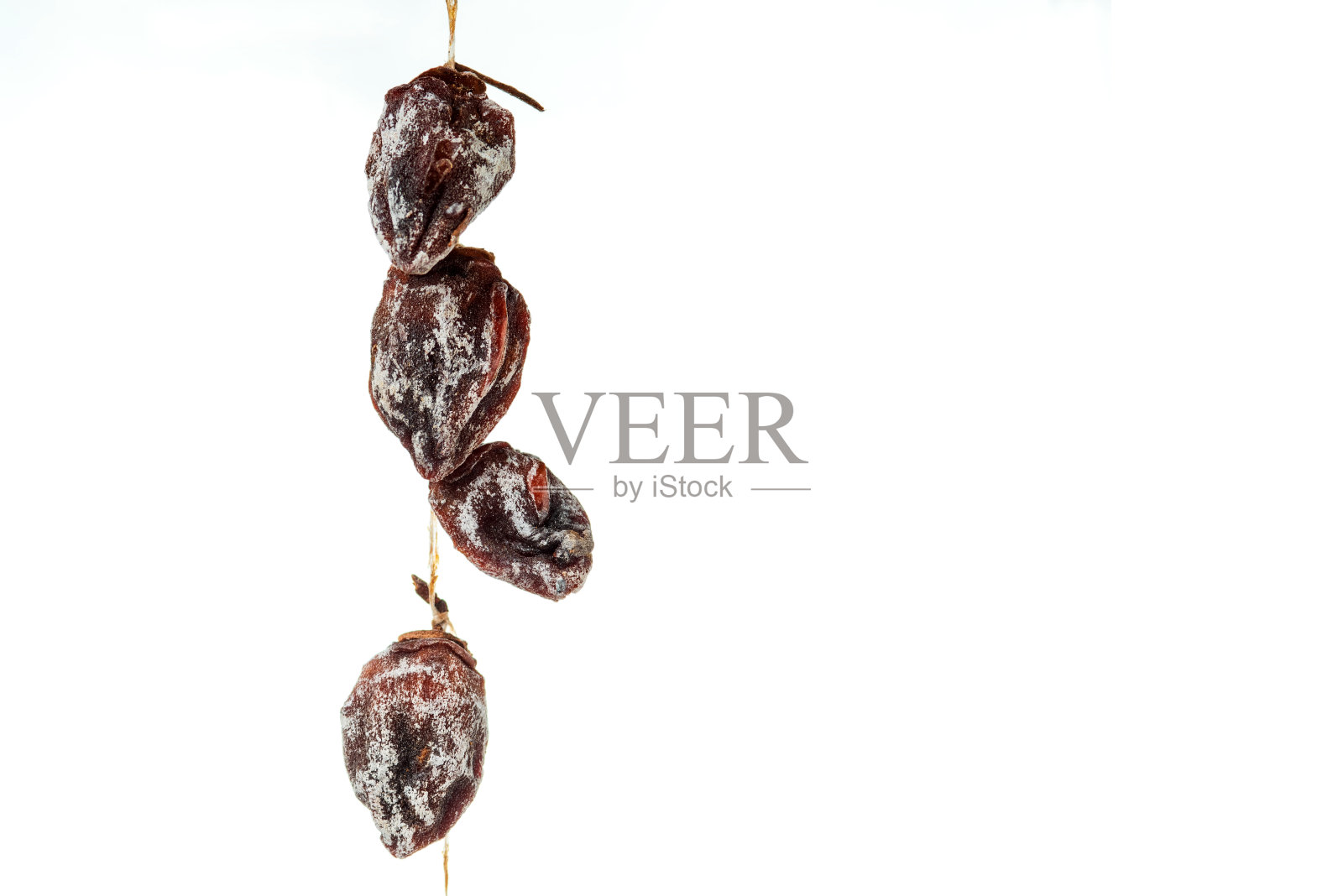 干柿子晾干在一根绳子上孤立的白色照片摄影图片