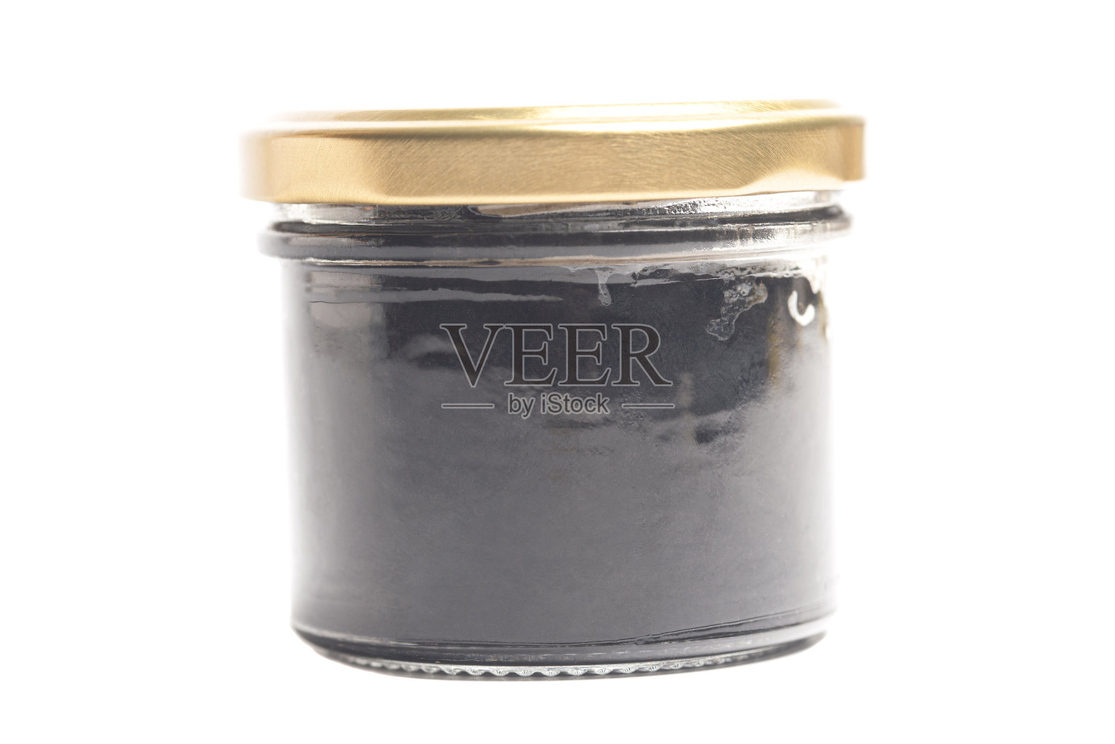 黑色鱼子酱在玻璃罐中，白色背景照片摄影图片