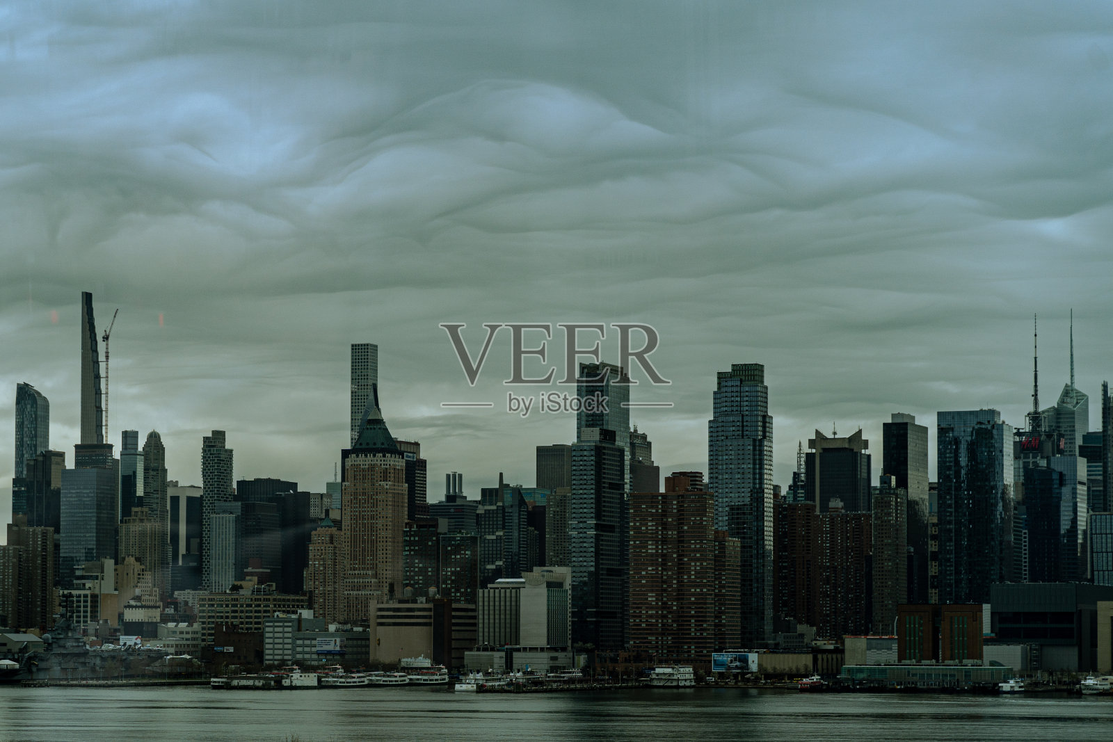 多云天空下的纽约城市景观照片摄影图片