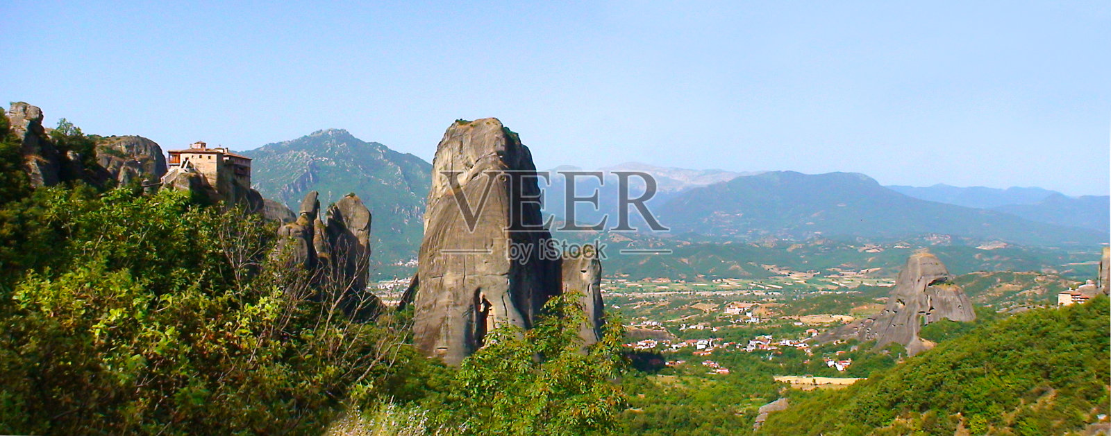 希腊北部的迈泰奥拉是联合国教科文组织的世界遗产，是东正教修道院(悬挂在空中的修道院)的地质构造，坐落在侵蚀雕刻的悬崖上照片摄影图片