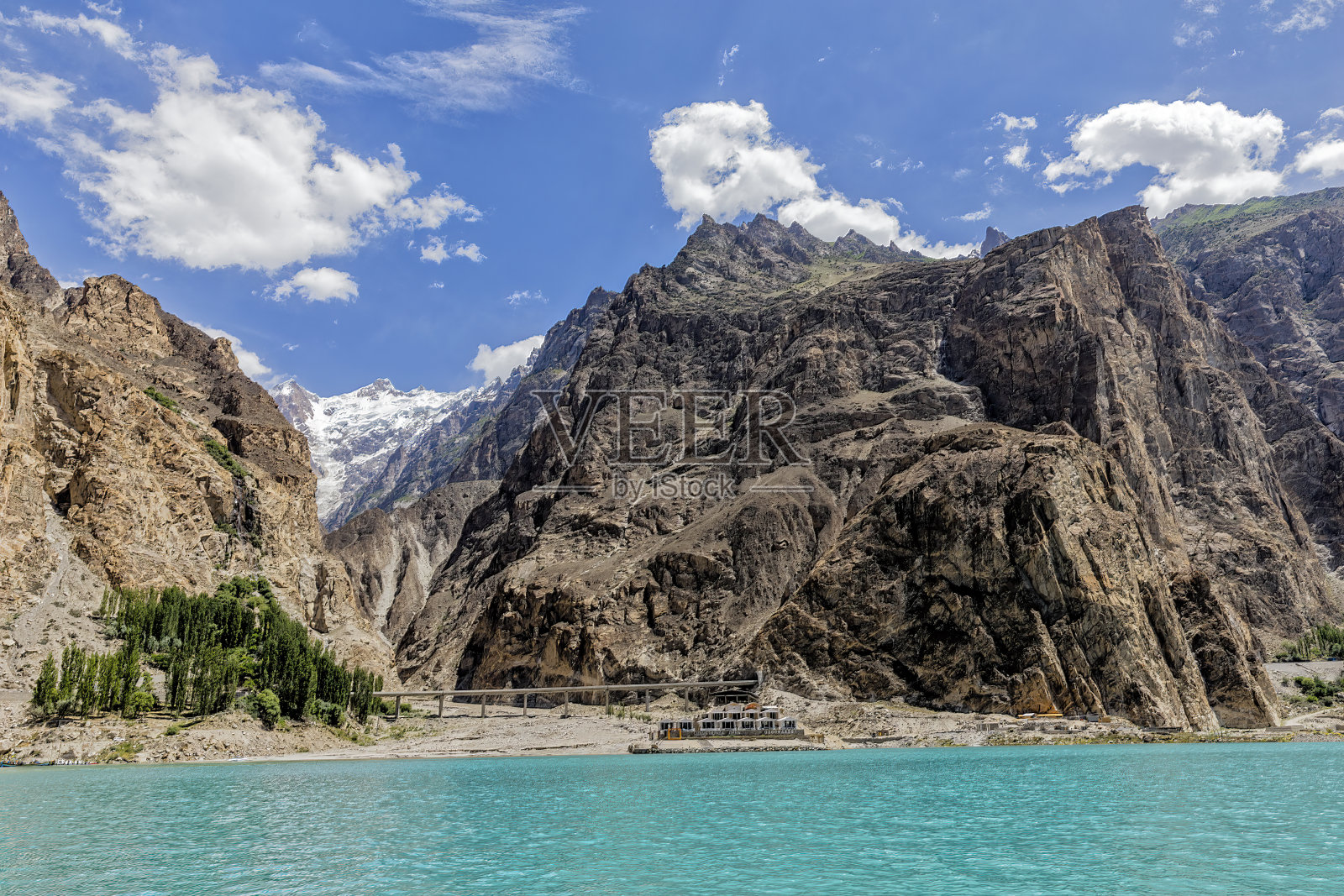 从喀喇昆仑公路和高山的阿塔巴德湖的全景照片摄影图片