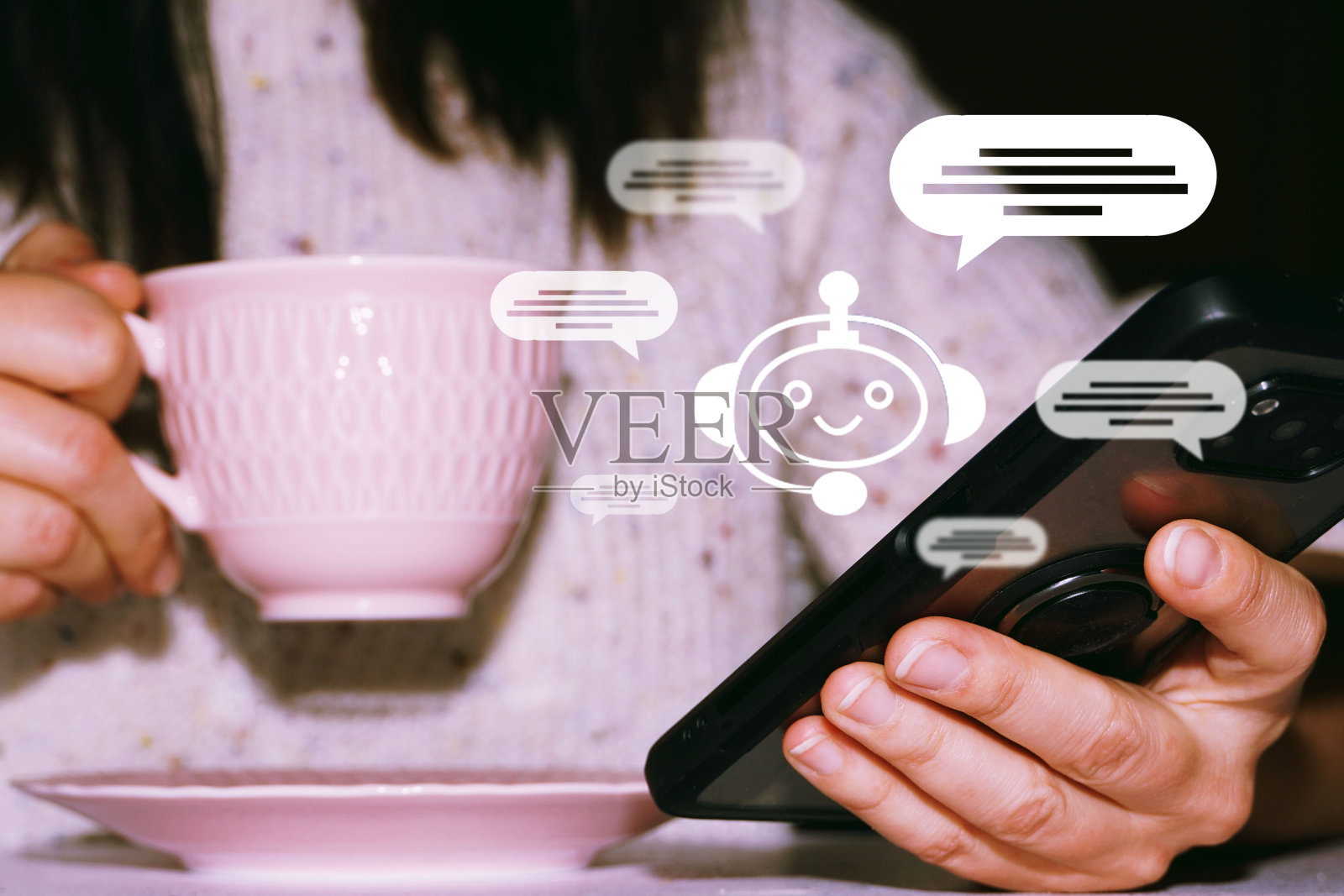 聊天机器人服务和未来营销概念客户使用智能手机上的聊天机器人在线服务。照片摄影图片