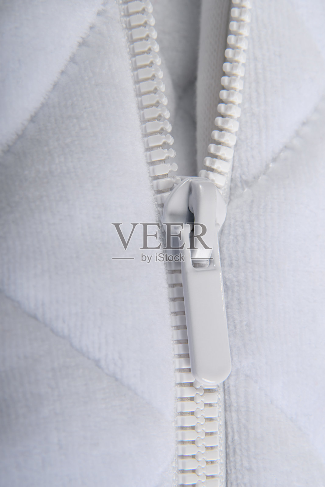 白色闪电特写。将金属拉链系在柔软的背包或衣服上。照片摄影图片