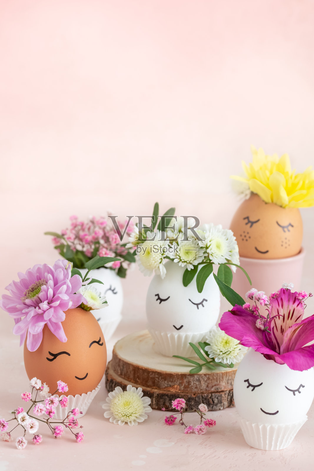 有趣的复活节彩蛋，画着可爱的脸和花照片摄影图片