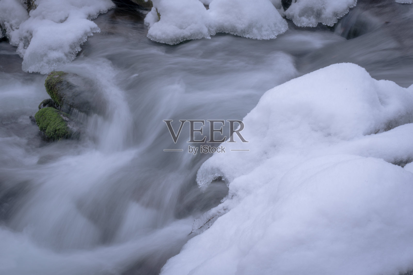 喀尔巴阡山脉冬季流淌的山河照片摄影图片