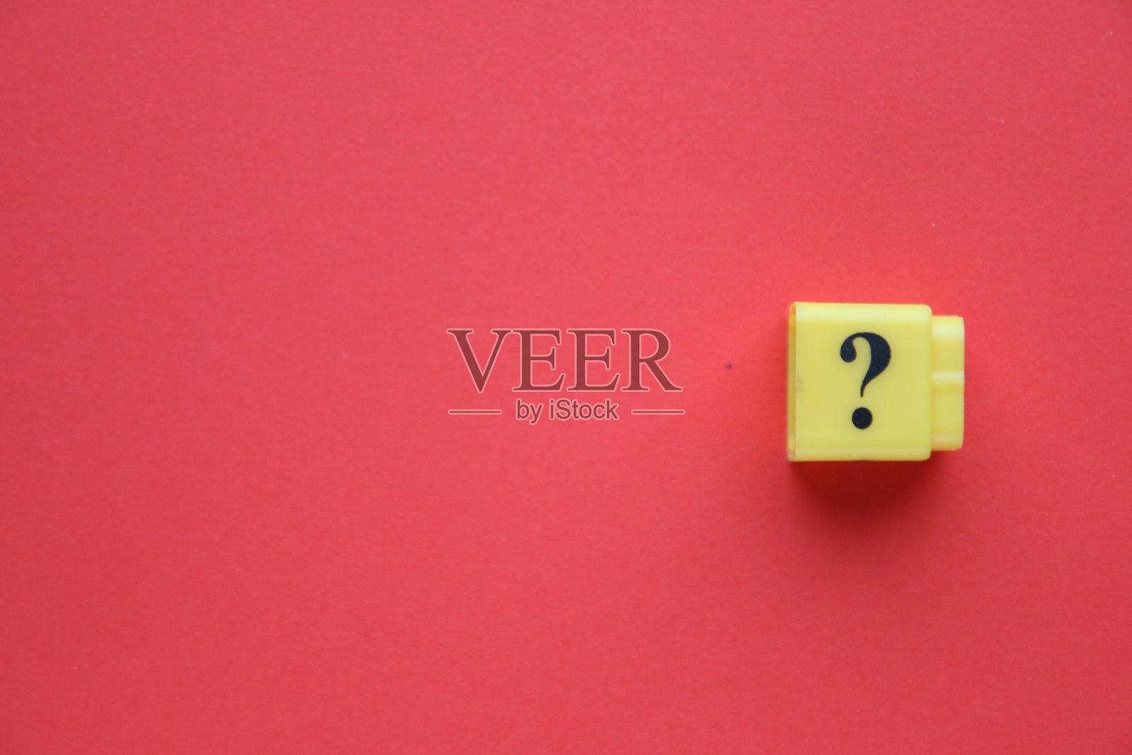 红色背景上有一个问号。照片摄影图片