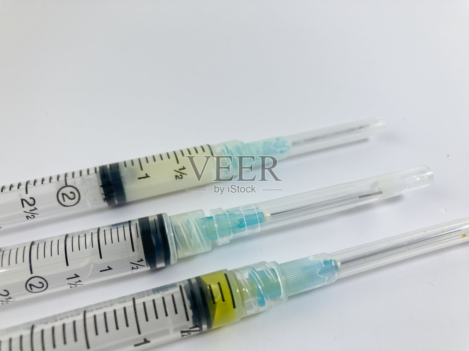 白色背景上隔离的医用注射器特写。照片摄影图片