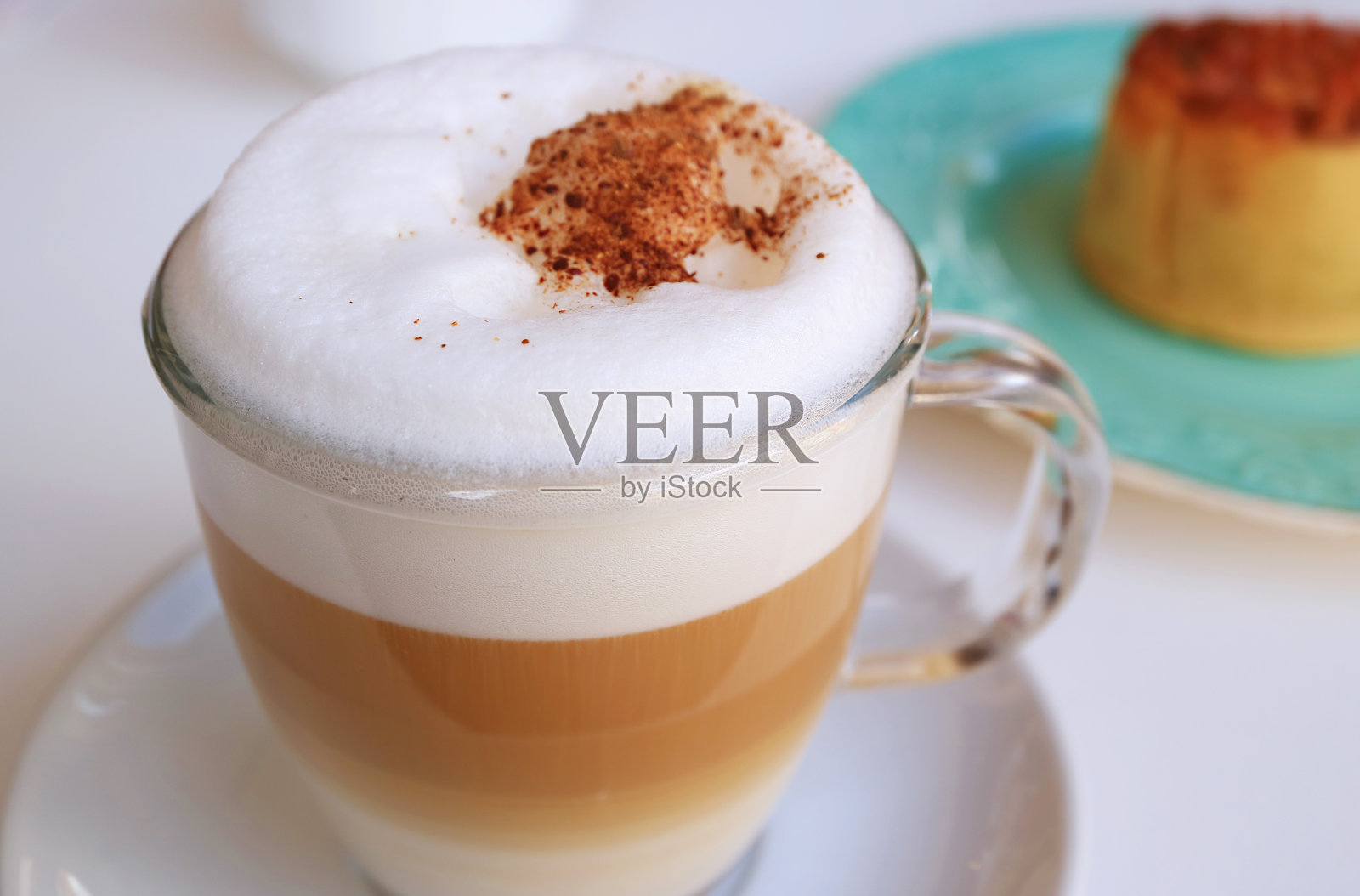 特写的蓬松泡沫卡布奇诺咖啡撒上可可粉照片摄影图片