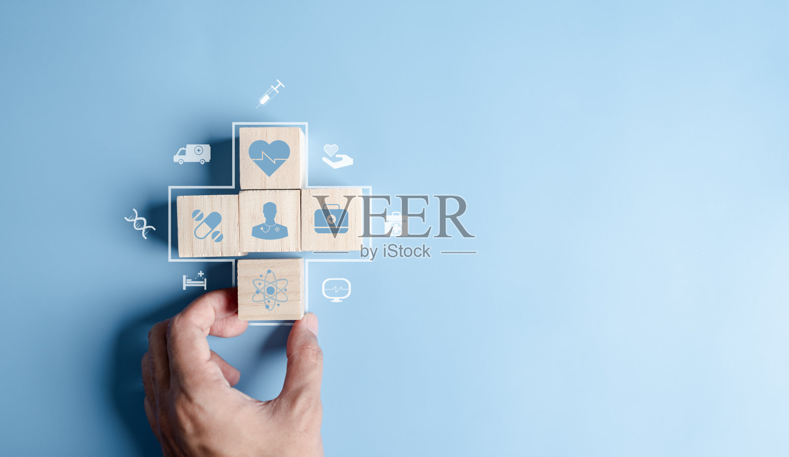 健康保险概念。手握加和保健医疗图标，健康和获得福利的健康概念。照片摄影图片