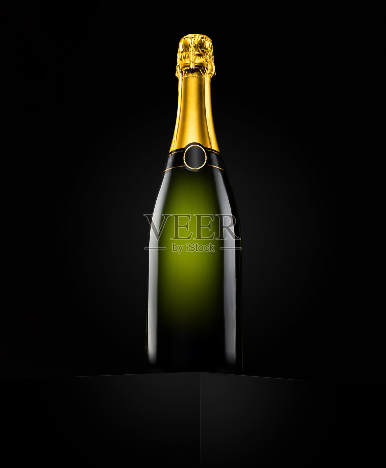 没有标签的香槟酒和金箔。工作室拍摄黑色背景，复制空间照片摄影图片
