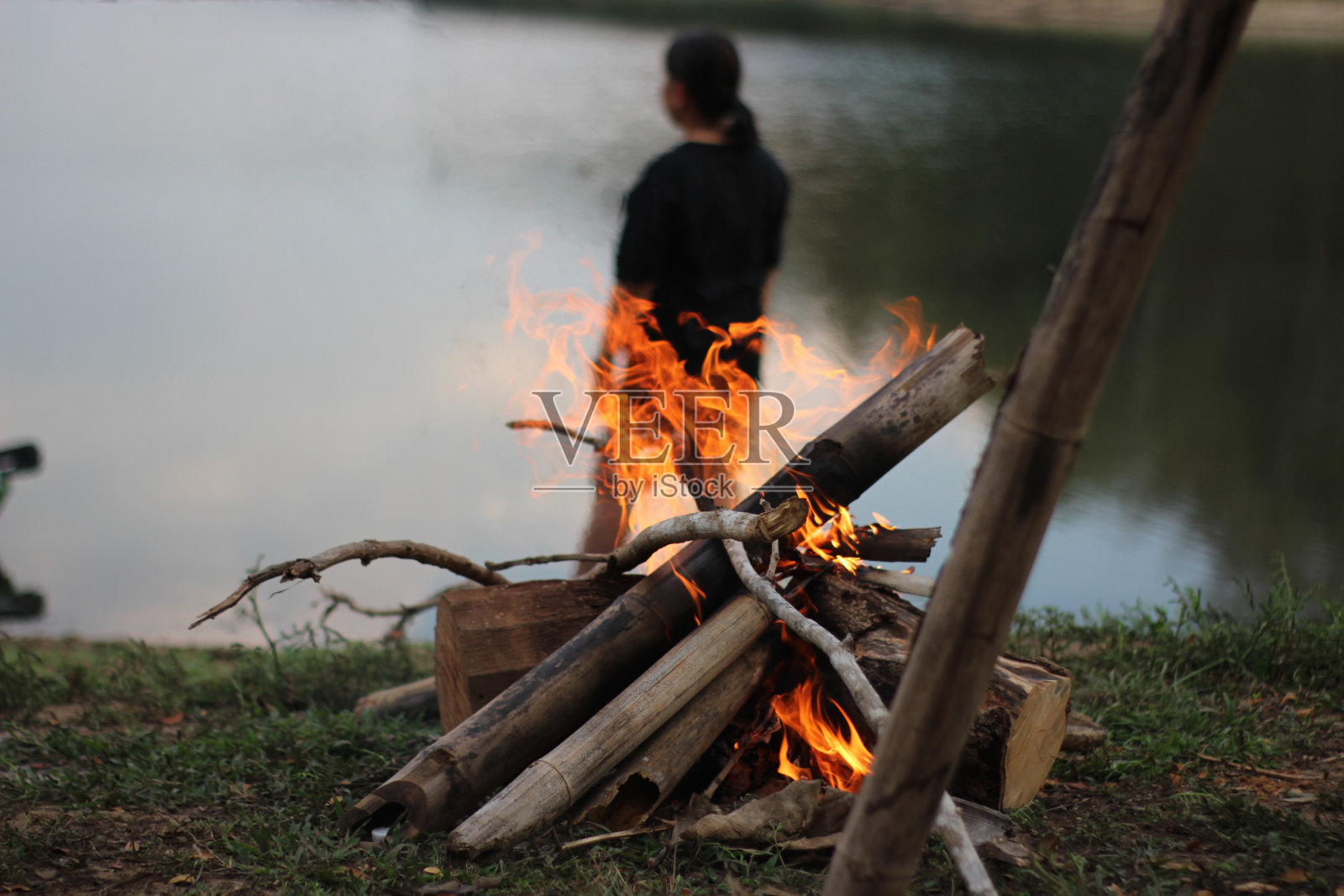 那堆木头正在燃烧起来。照片摄影图片