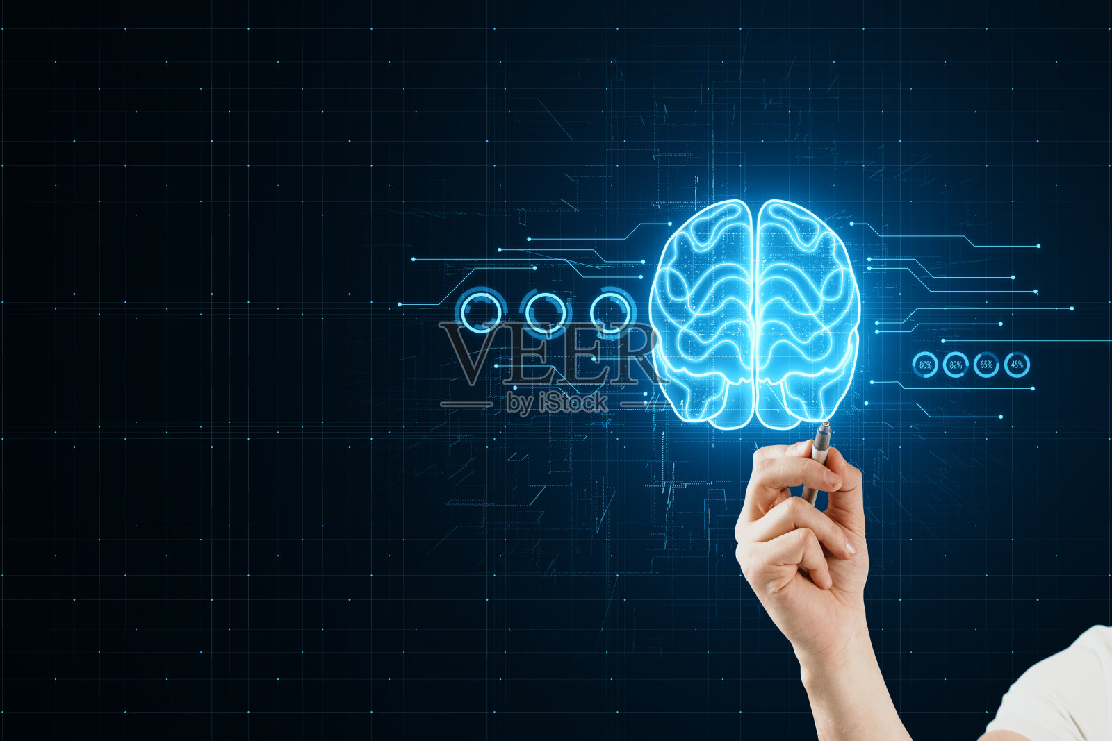 特写的男性手与笔指向或选择发光的大脑全息图在模糊的黑暗电路背景。人工智能和机器学习概念。照片摄影图片