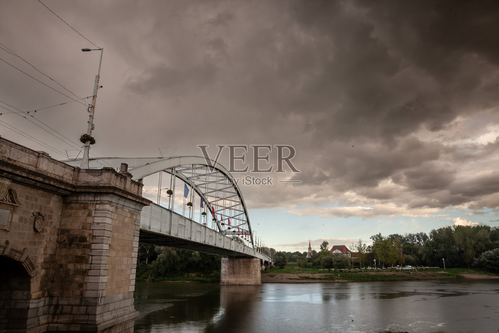 贝尔瓦洛西Hid桥，也被称为市中心桥在tisza河在阳光明媚的日落。这座桥连接了这座城市的两个部分，是匈牙利南部的主要部分。照片摄影图片