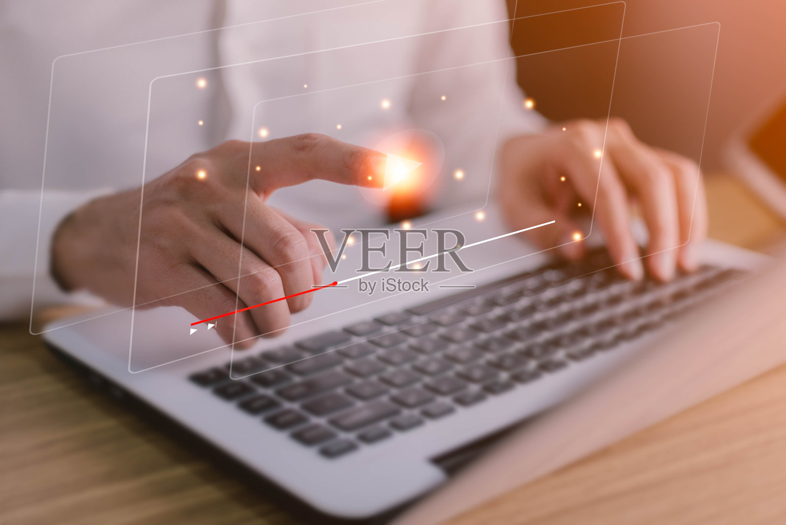 手的人使用笔记本电脑在线流媒体，在互联网上观看视频，现场音乐会，表演或教程照片摄影图片