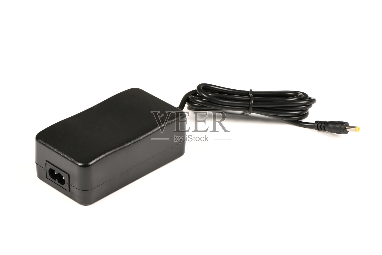 白色背景笔记本充电器。侧视图。照片摄影图片