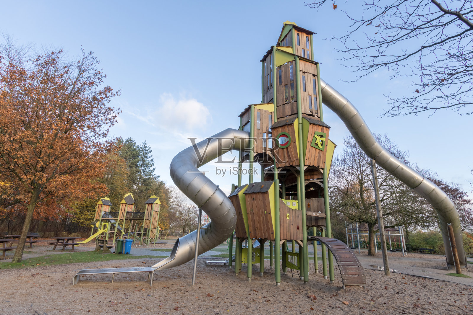 儿童游乐场的木制设备照片摄影图片