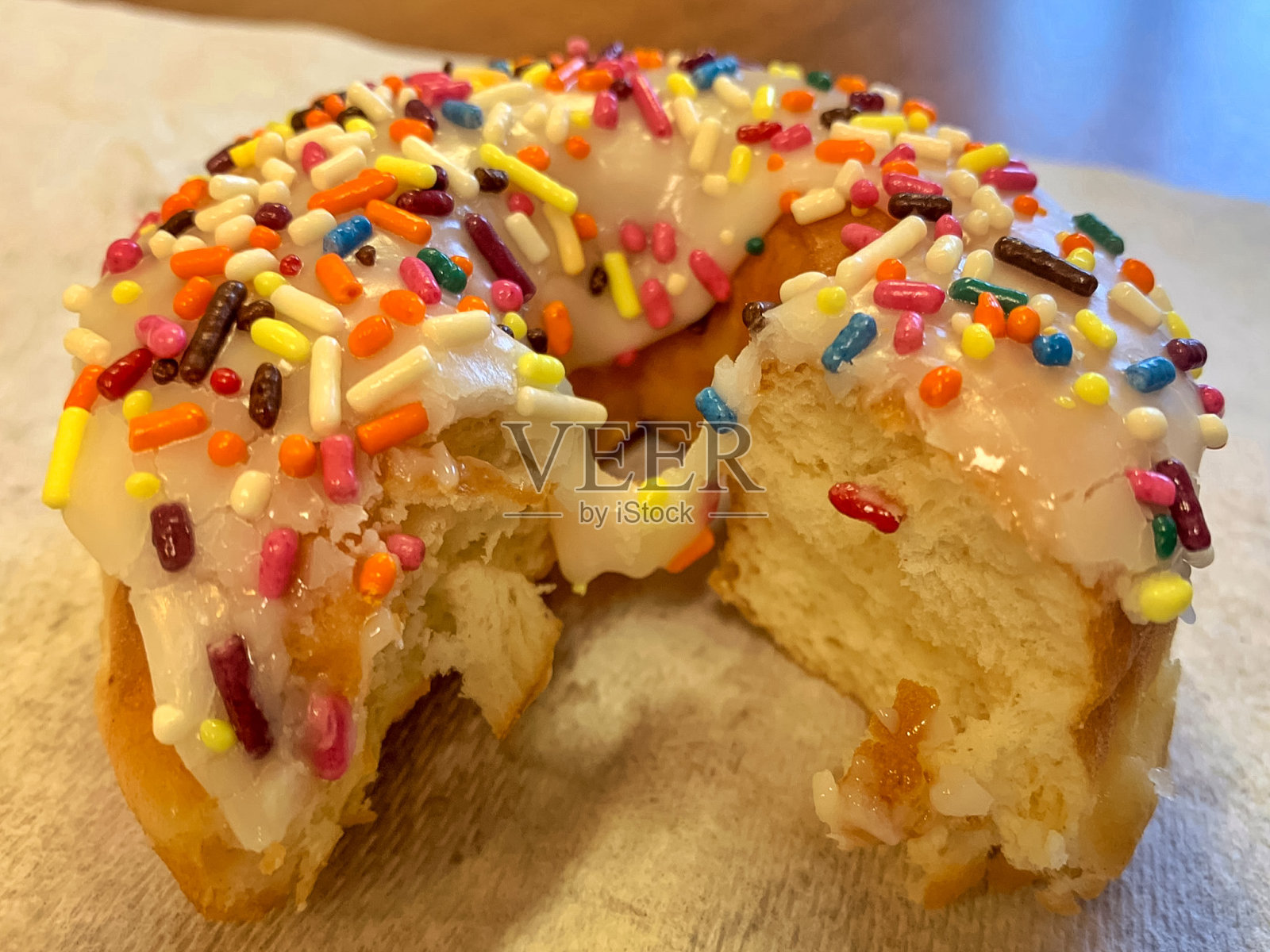 彩色撒糖的糖霜甜甜圈照片摄影图片